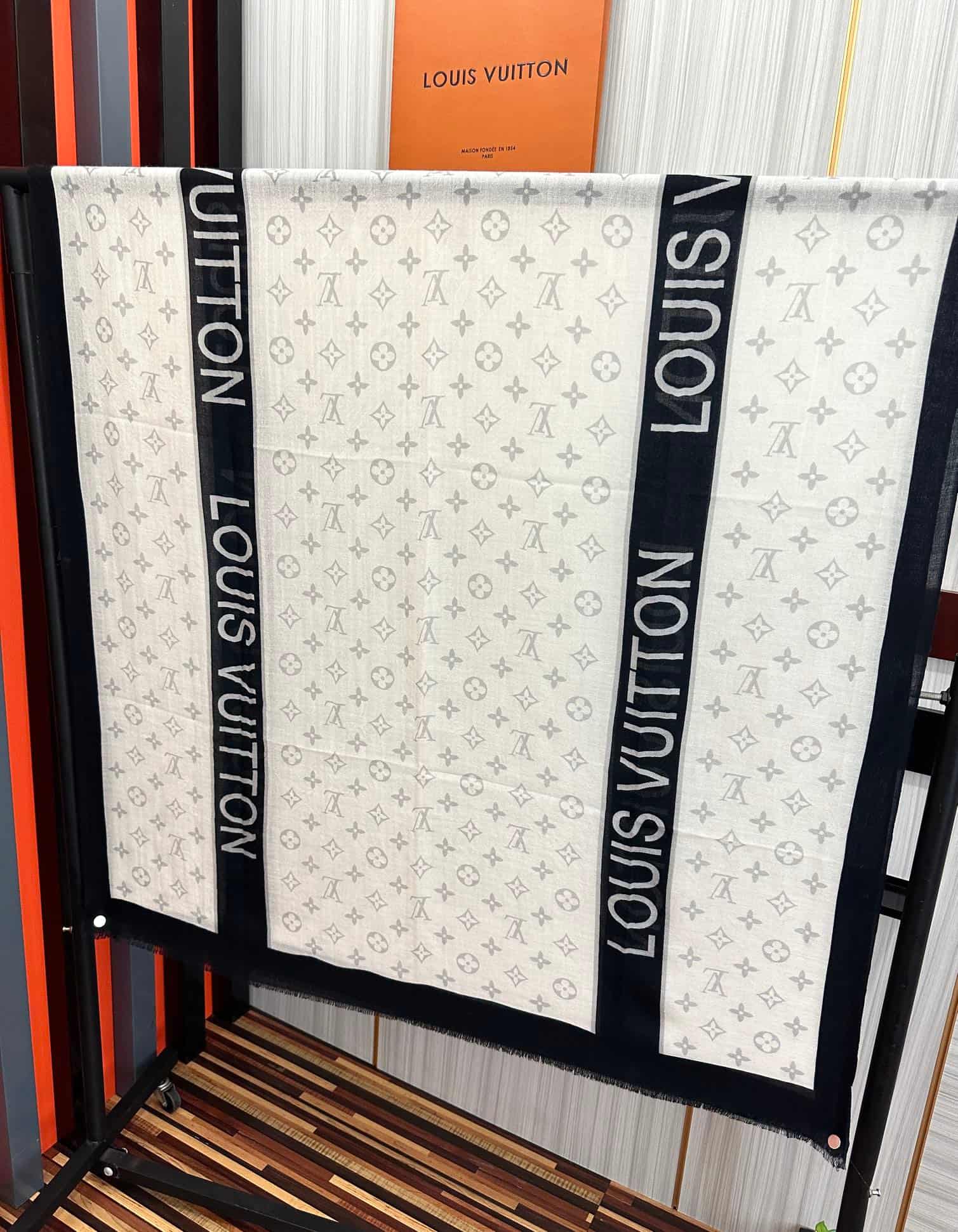 Louis Vuitton Monogram Blast scarf