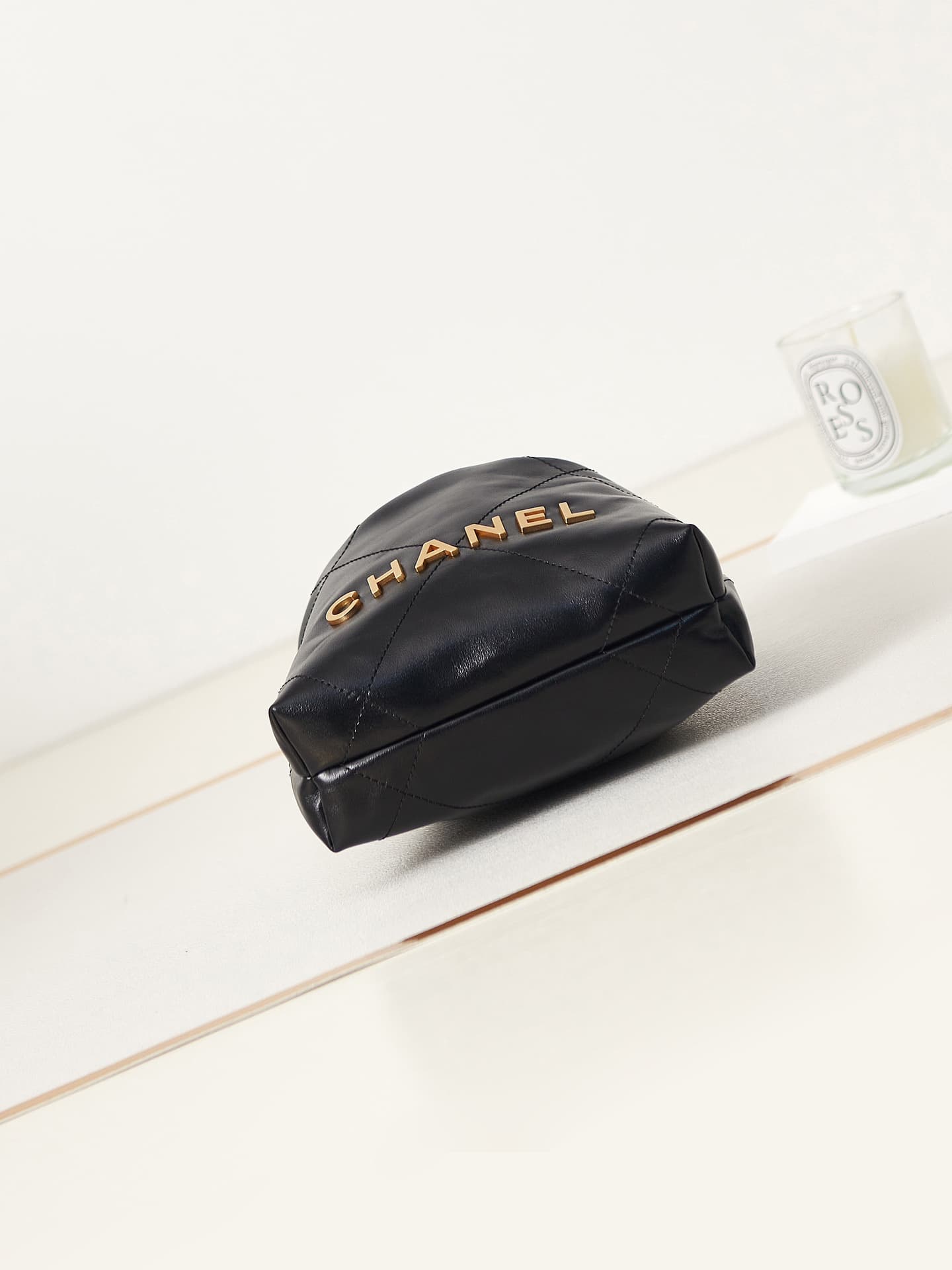 Chanel 22 MINI HANDBAG Shiny Calfskin Black & Gold-Tone Metal AS3980 A