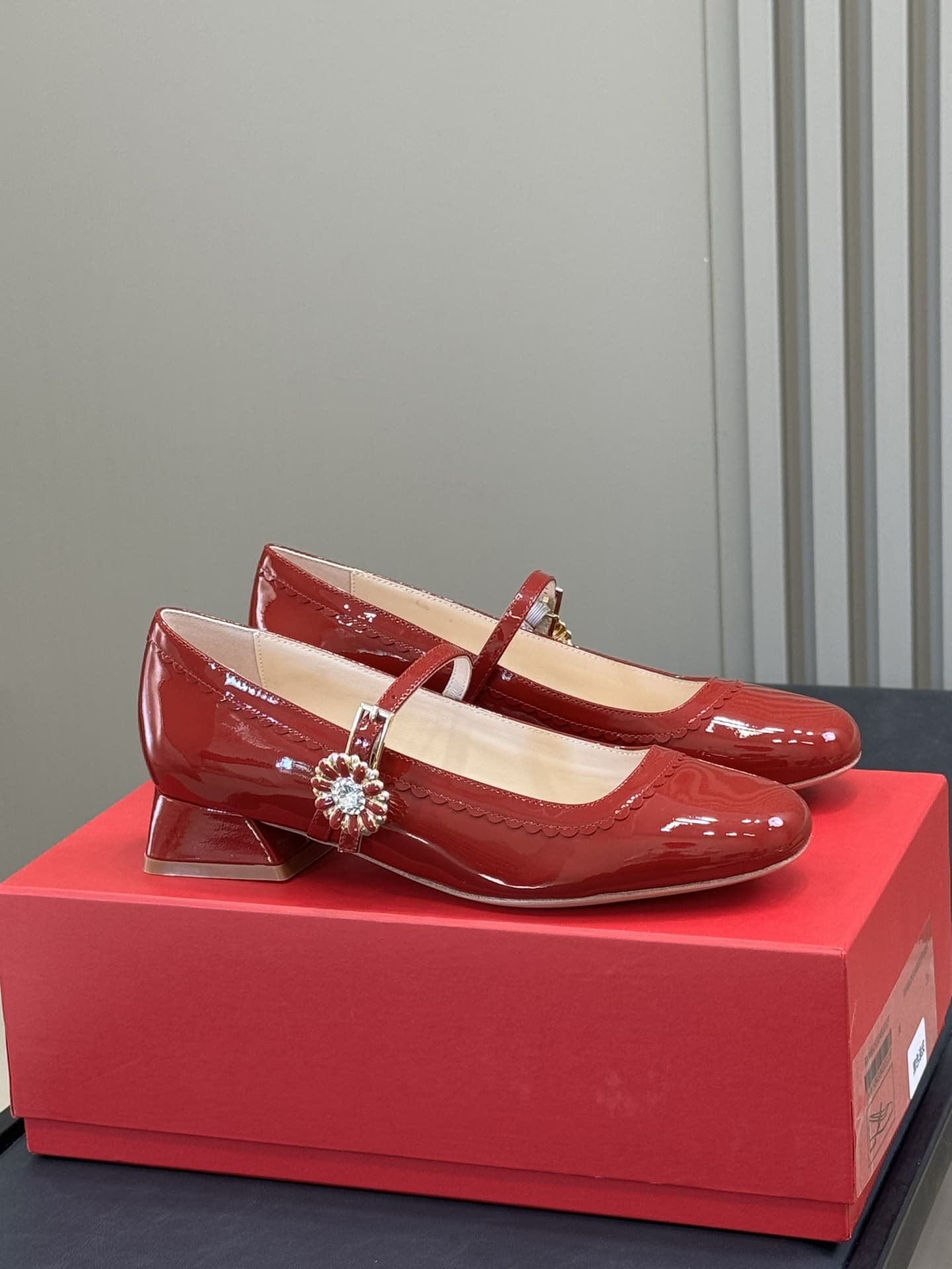 Roger Vivier Tres Vivier Mary Janes in patent leather shoes Women