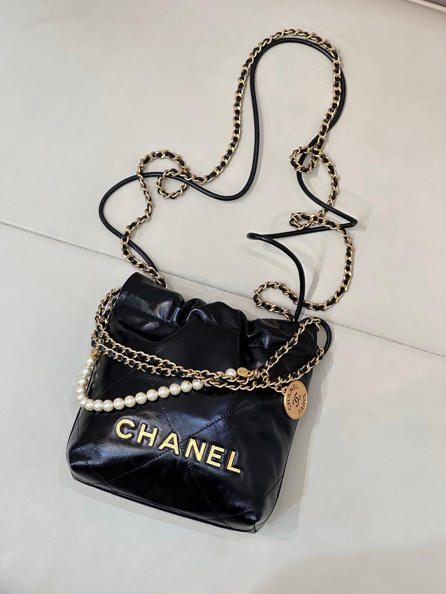 Chanel 22 MINI HANDBAG Shiny Calfskin Black & Gold-Tone Metal AS3980 TOP
