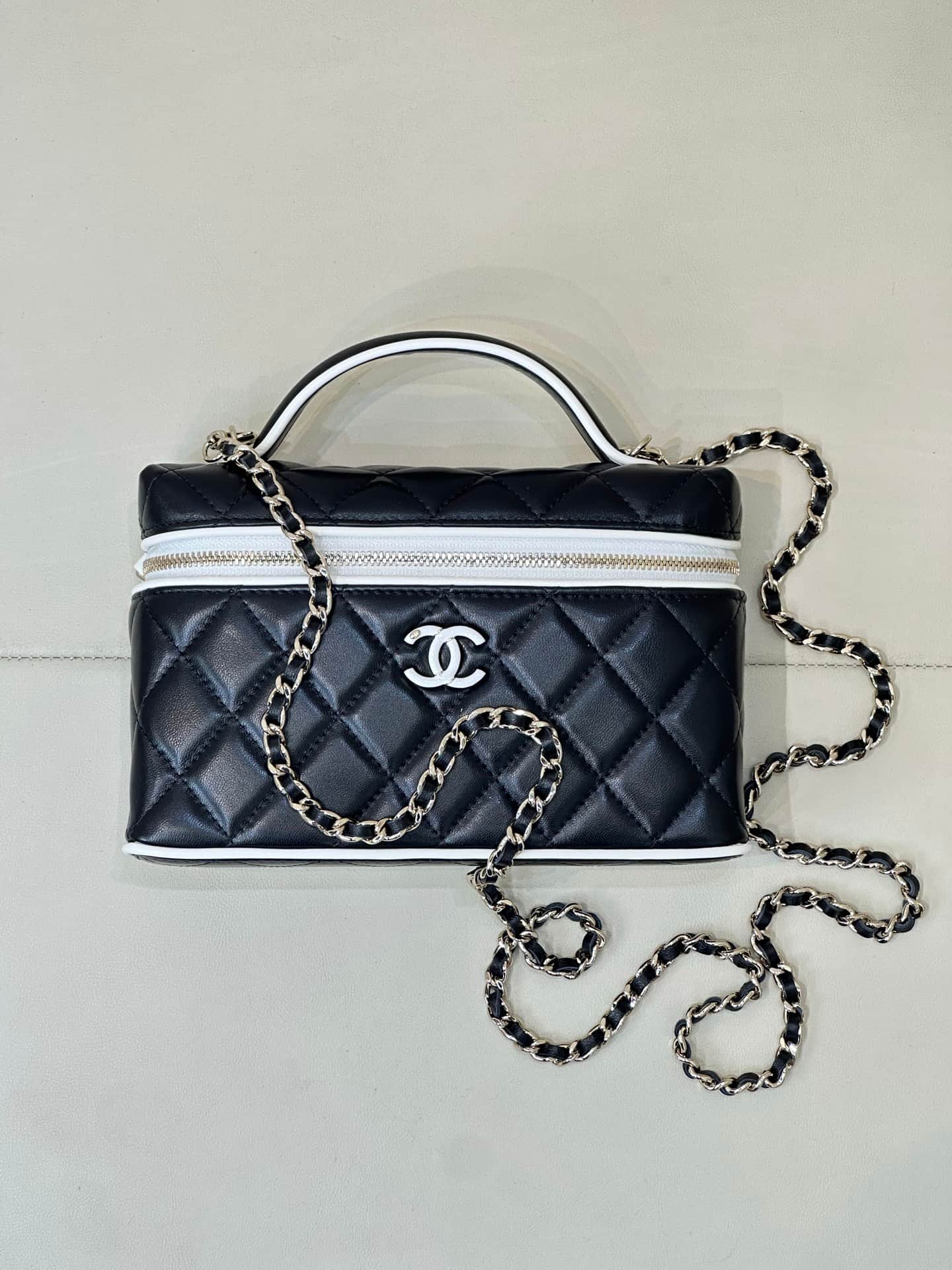 Chanel Vanity with Chain Lambskin & Gold-Tone Metal Black AP5240 TOP