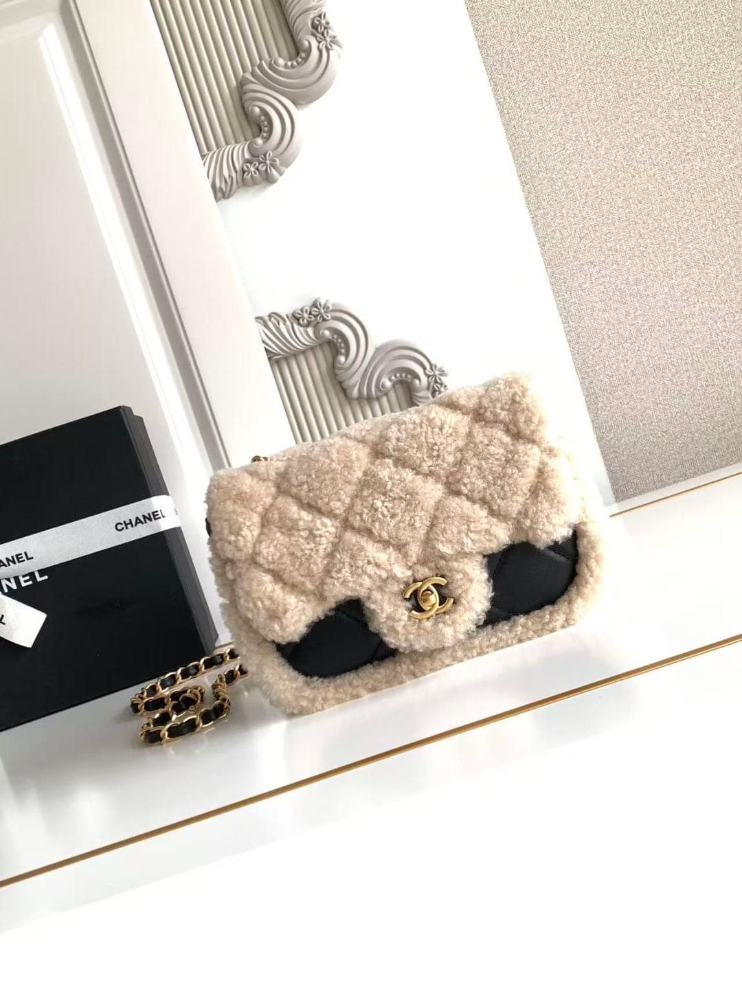 Chanel Mini Shearling Flap Bag in Black lambskin with beige shearling & Gold-Tone Metal AS5148 A