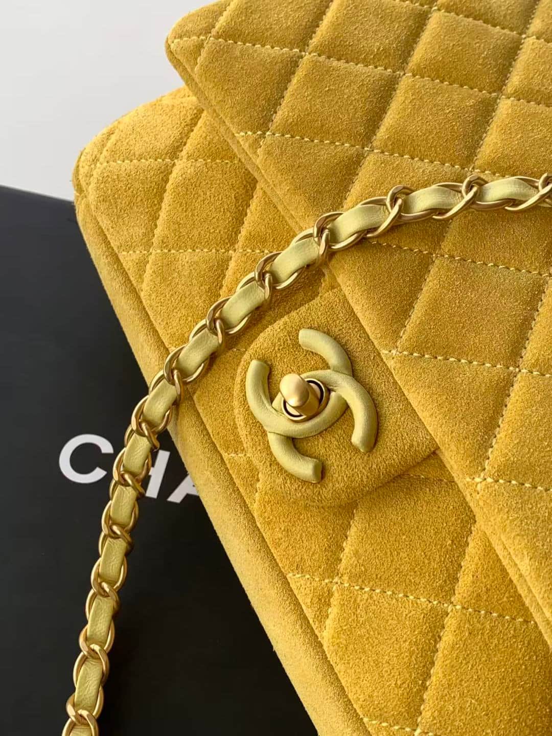 Chanel Classic Flap bag in Yellow Suede & Gold-Tone Metal AS5987 A