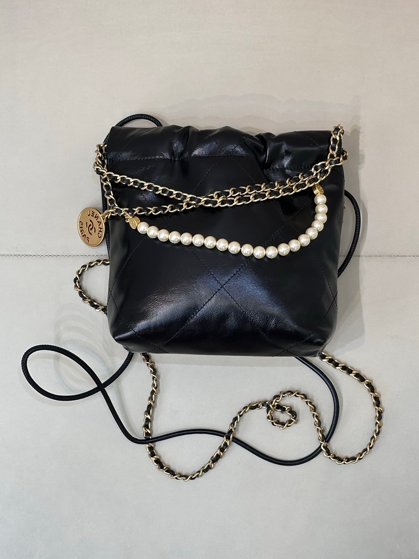 Chanel 22 MINI HANDBAG Shiny Calfskin Black & Gold-Tone Metal AS3980 TOP