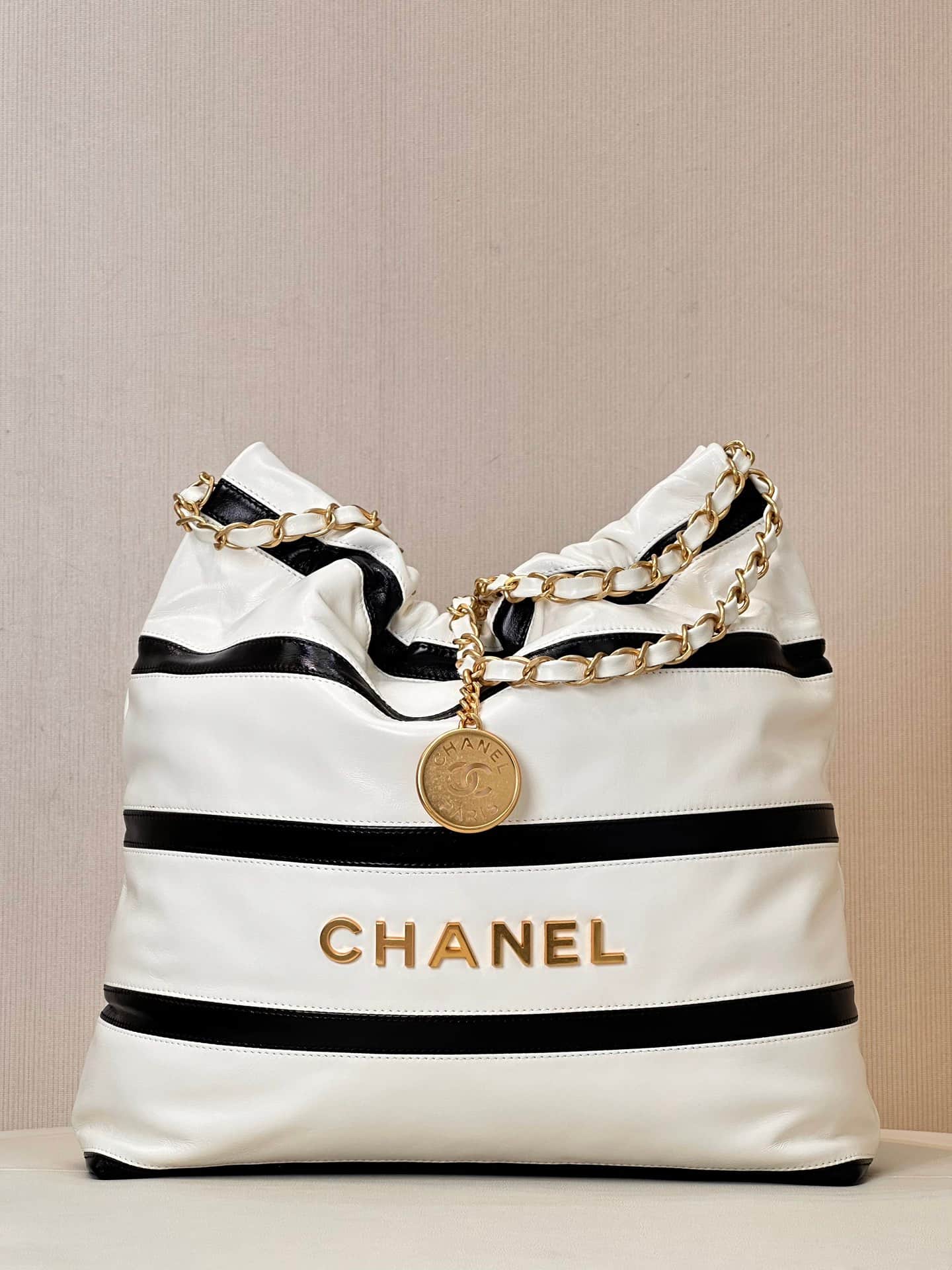 Chanel 22 Small handbag Shiny calfskin & Gold-tone metal AS3260 Black with White TOP