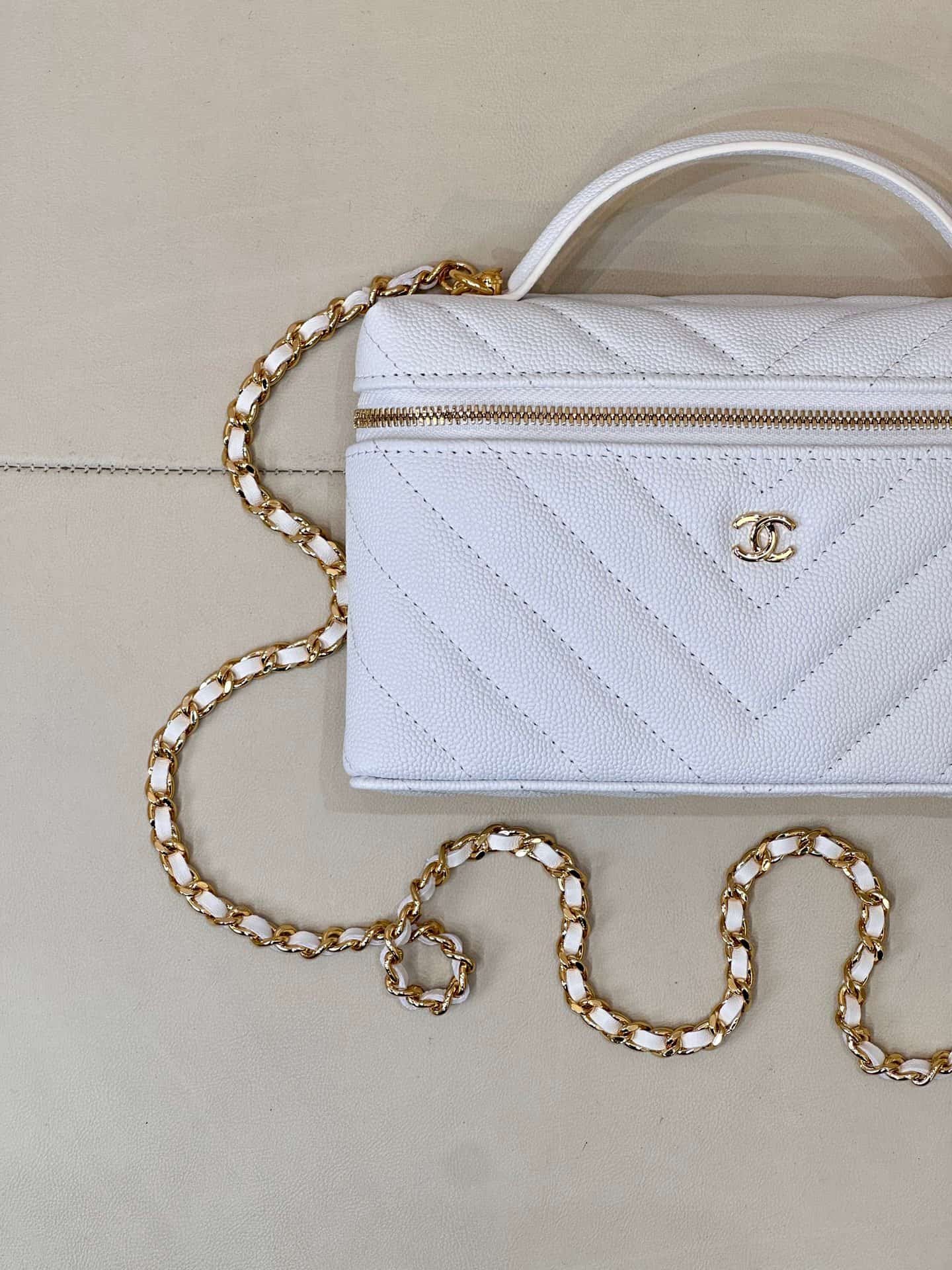 Chanel Vanity with Chain Grained Shiny Calfskin & Gold-Tone Metal White AP5212 TOP
