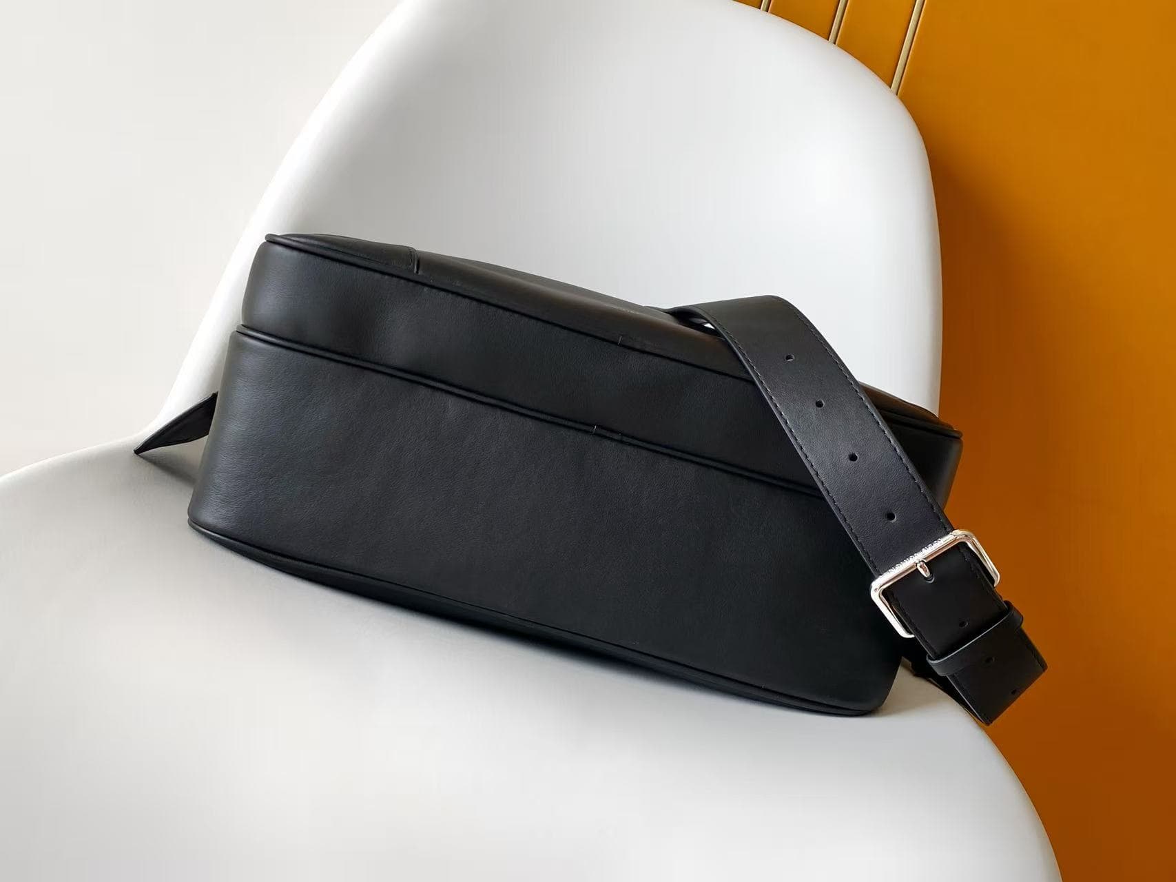 Louis Vuitton Nil XL Messenger Bag Calf leather M27999 High