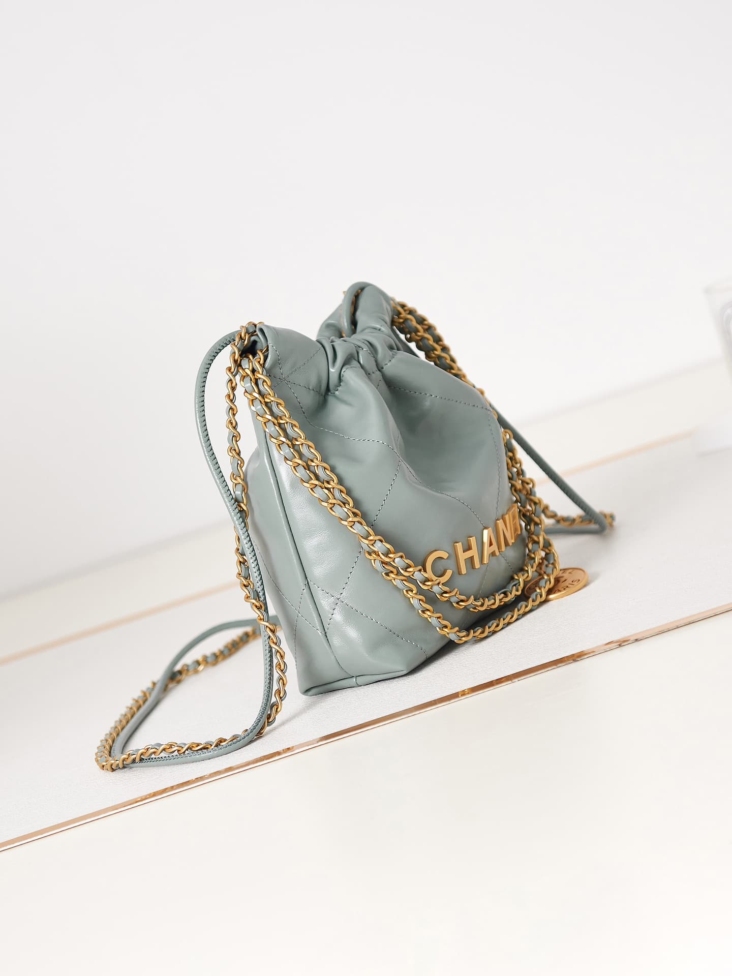 Chanel 22 MINI HANDBAG Shiny Calfskin & Gold-Tone Metal AS3980 A