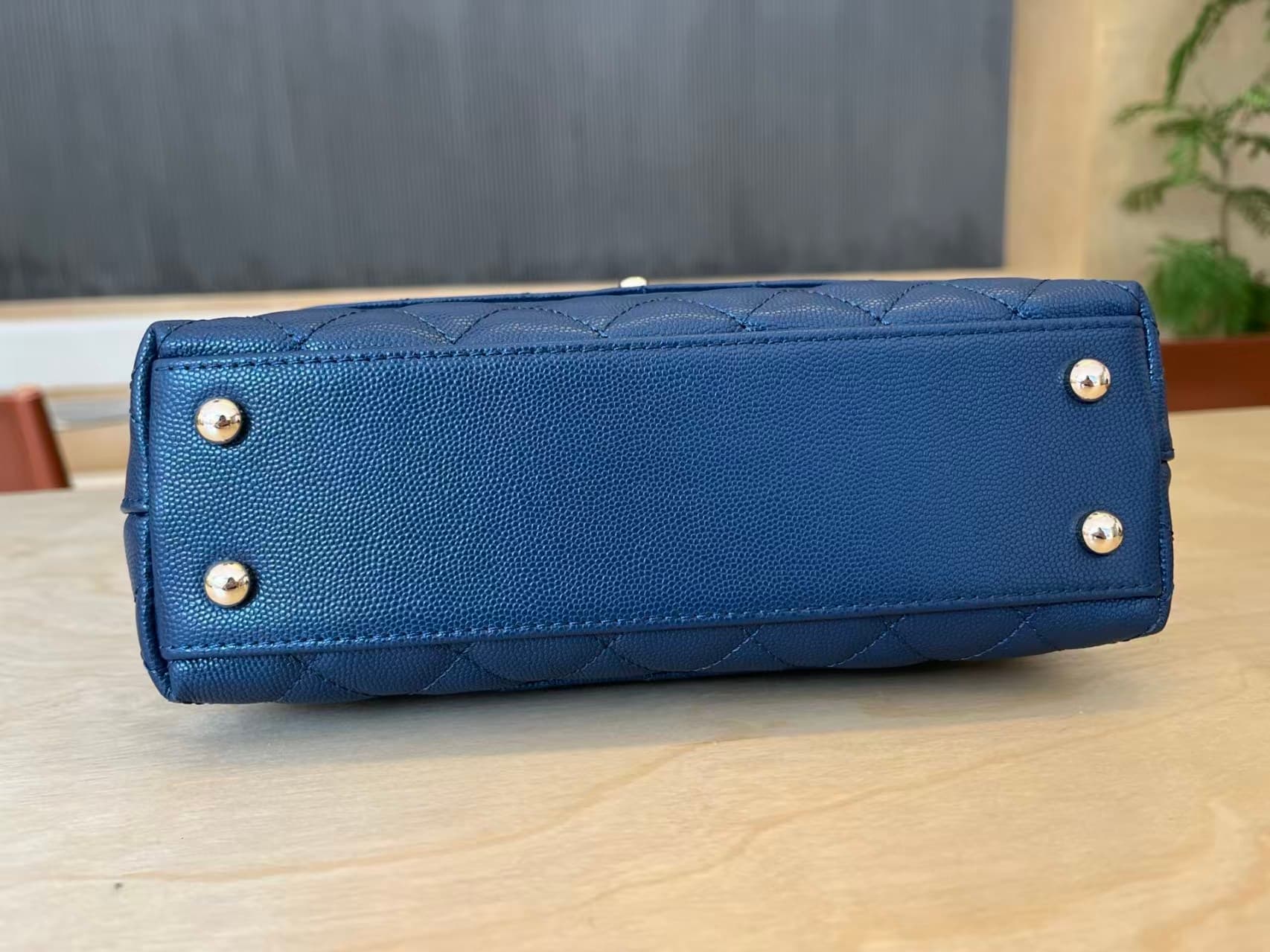FLAP BAG WITH TOP HANDLE Grained Calfskin & Gold-Tone Metal A92990 Navy Binding A