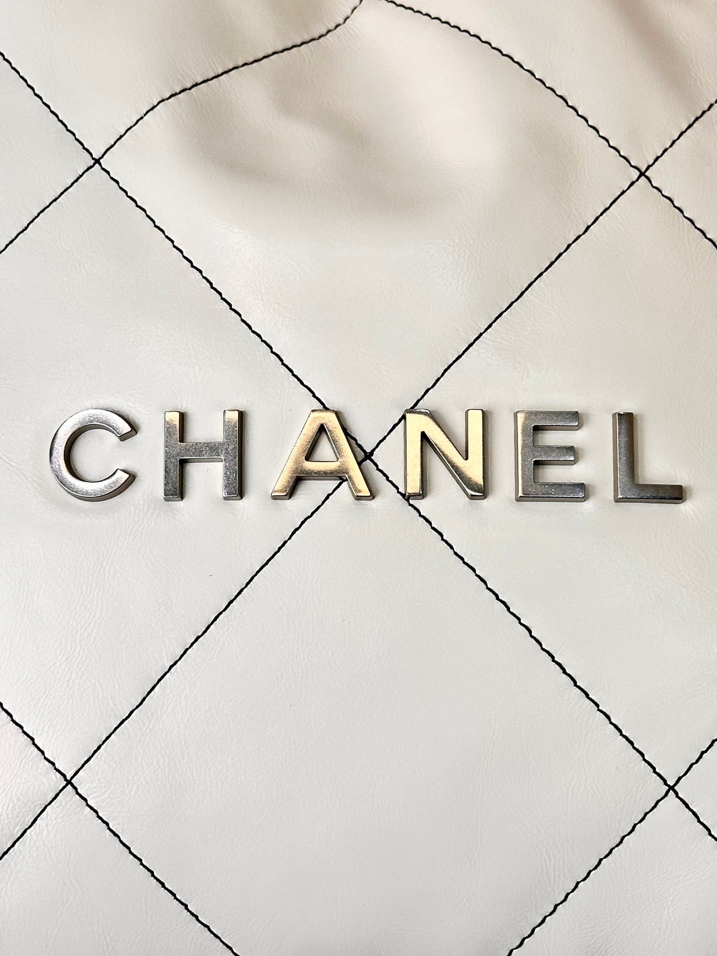 Chanel 22 Small handbag Shiny calfskin & silver-tone metal AS3260 White TOP