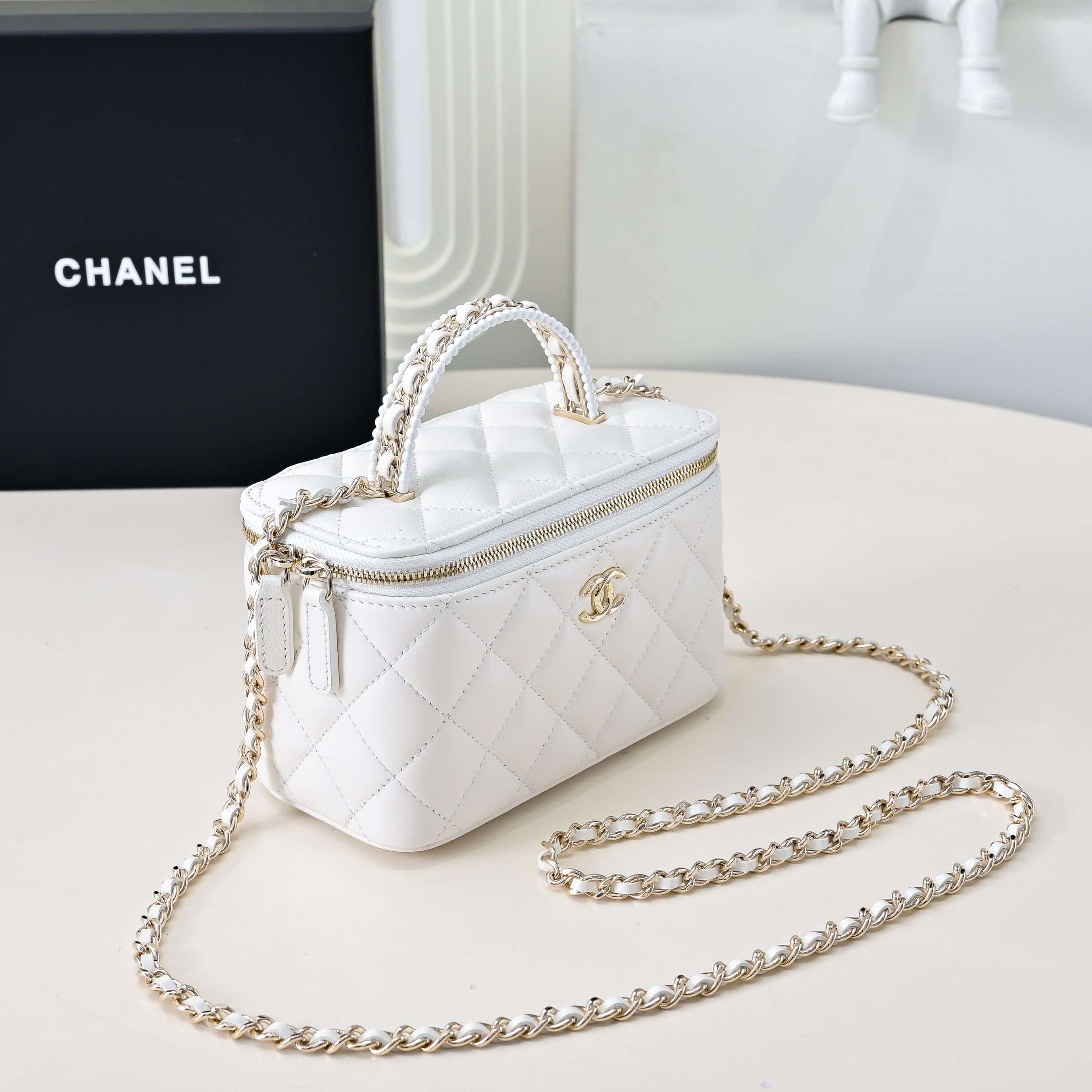 Chanel LONG VANITY WITH CHAIN Lambskin, Imitation Pearls & Gold-Tone Metal AP4452 White A