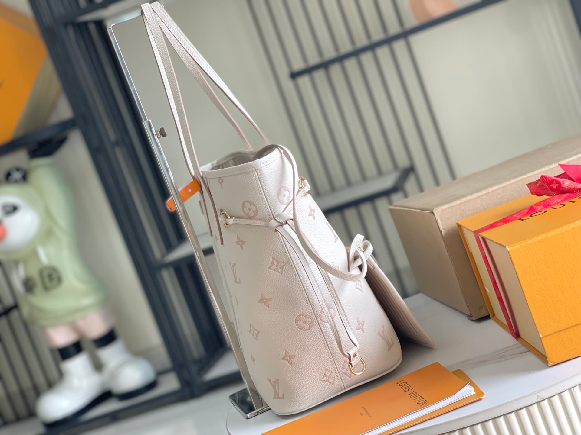 Louis Vuitton Neverfull MM Debossed grained cowhide leather M14285 Eden TOP