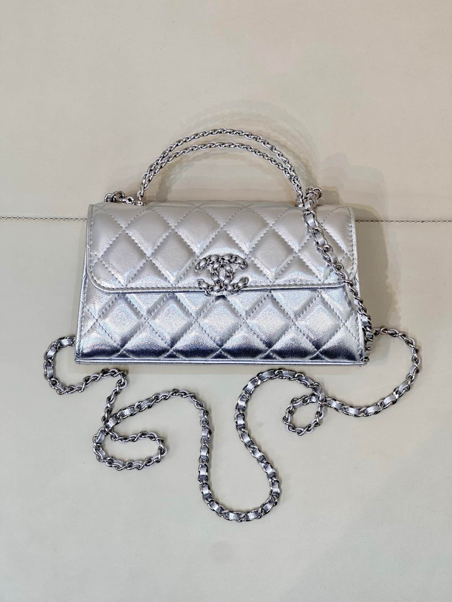 Chanel Clutch with chain Metallic Lambskin&Silver-Tone Metal Silver AP3238 TOP