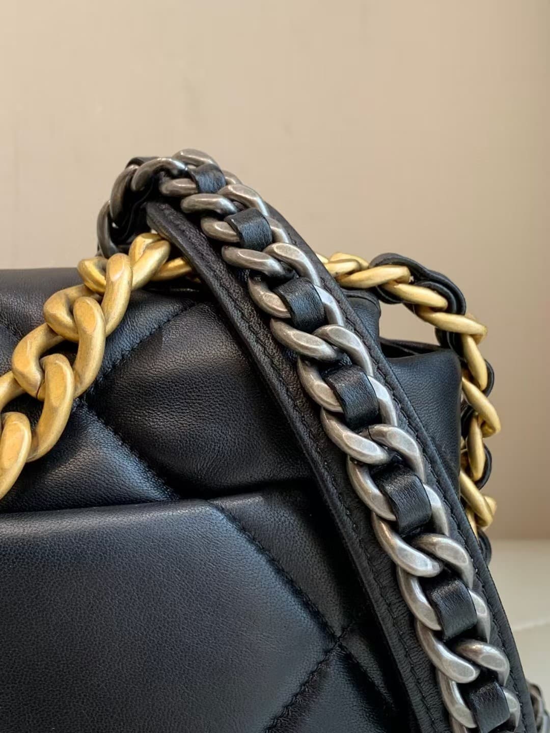 Large Chanel 19 handbag Shiny lambskin  gold&silver-tone Black TOP