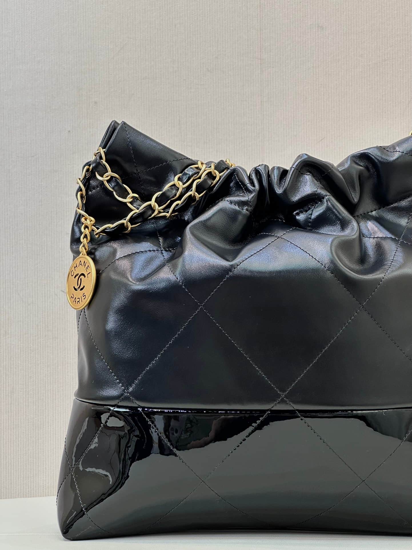 Chanel 22 Small handbag patent leather &Gold-tone metal AS3260 Black TOP