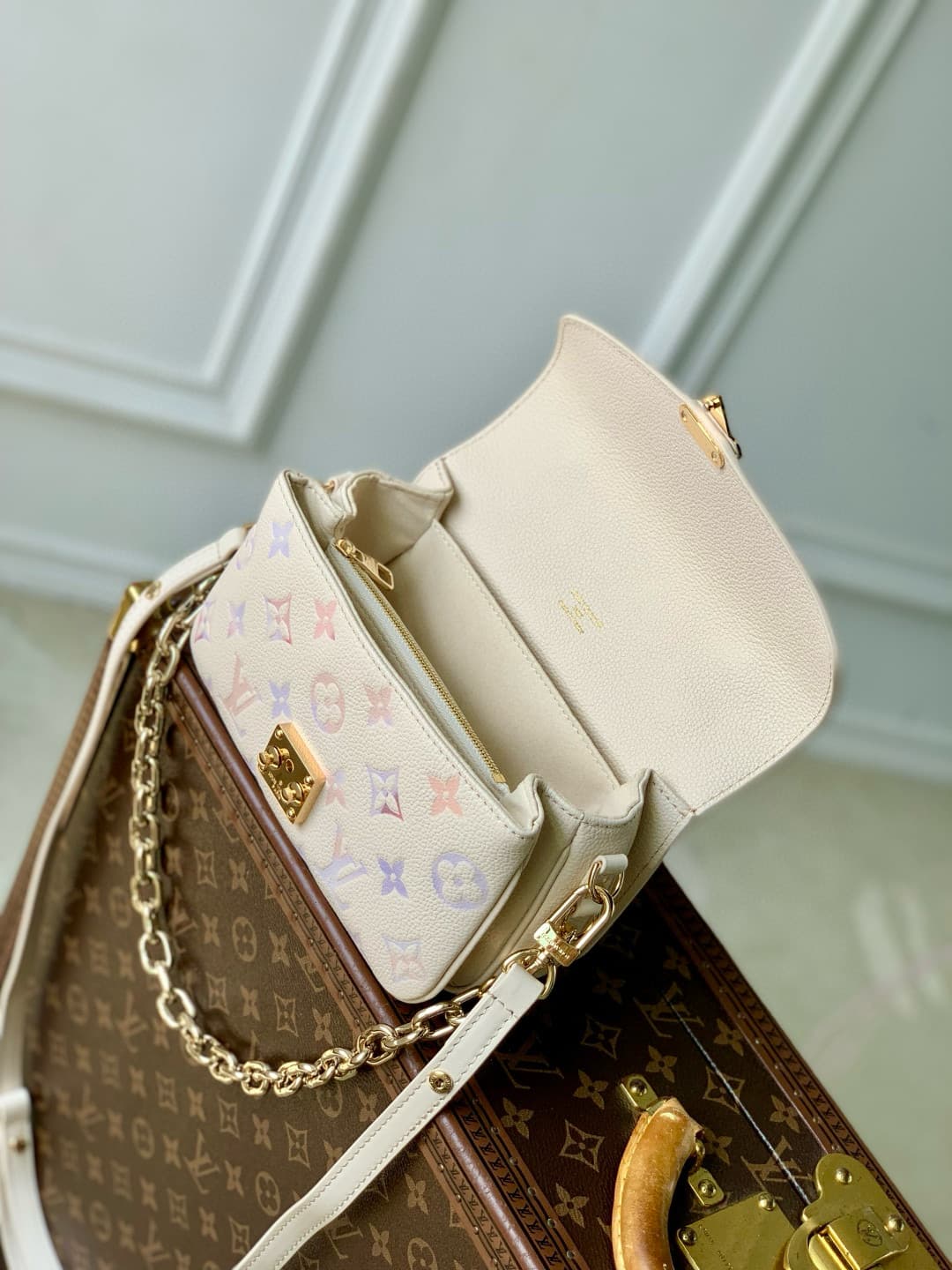 Louis Vuitton Pochette Métis East West Embossed grained cowhide leather M25682 Dream Cream High