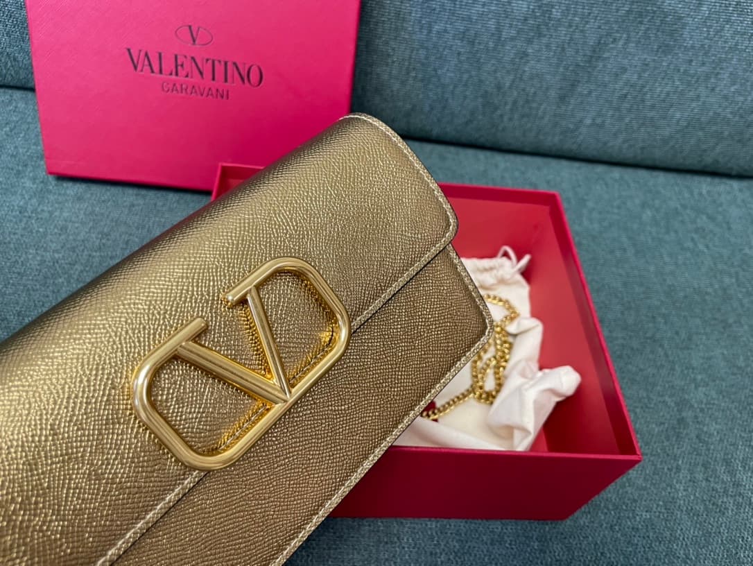 Valentino Garavani VLogo signature wallet on chain bag Grainy Calfskin Gold High