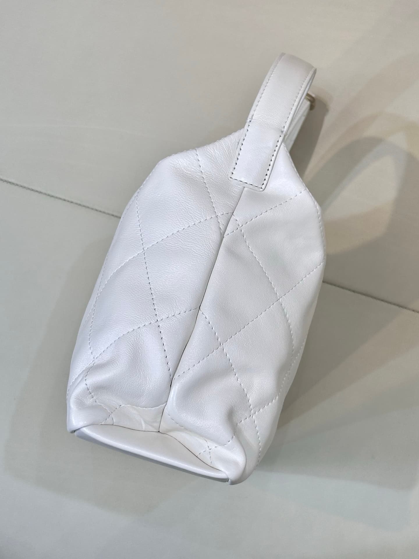 Chanel Maxi Hobo Bag Shiny Lambskin & Gold-Tone Metal AS6139 White TOP