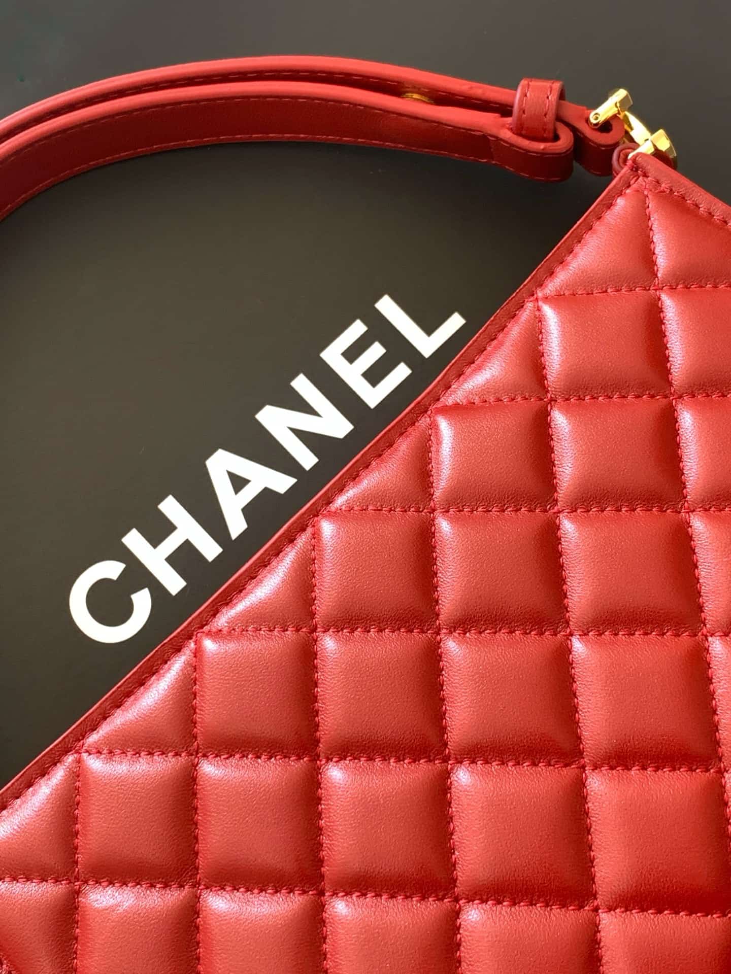 Chanel evening bag AS6045 lambskin & gold-tone metal red high