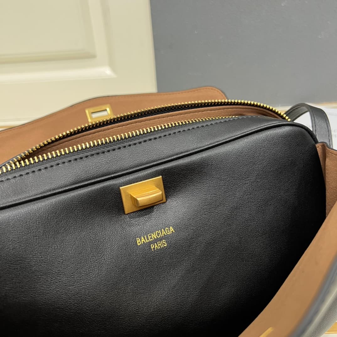 Balenciaga Shoulder Bag in Black Mid