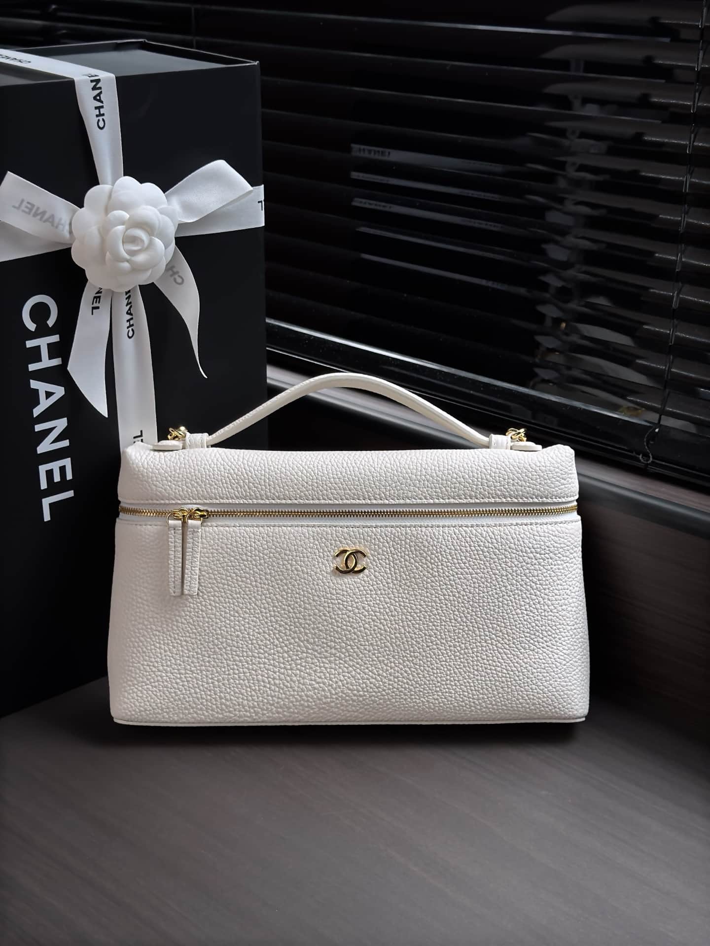 Chanel Vanity with chain Grained Calfskin & Gold-Tone Metal White AS6473 A