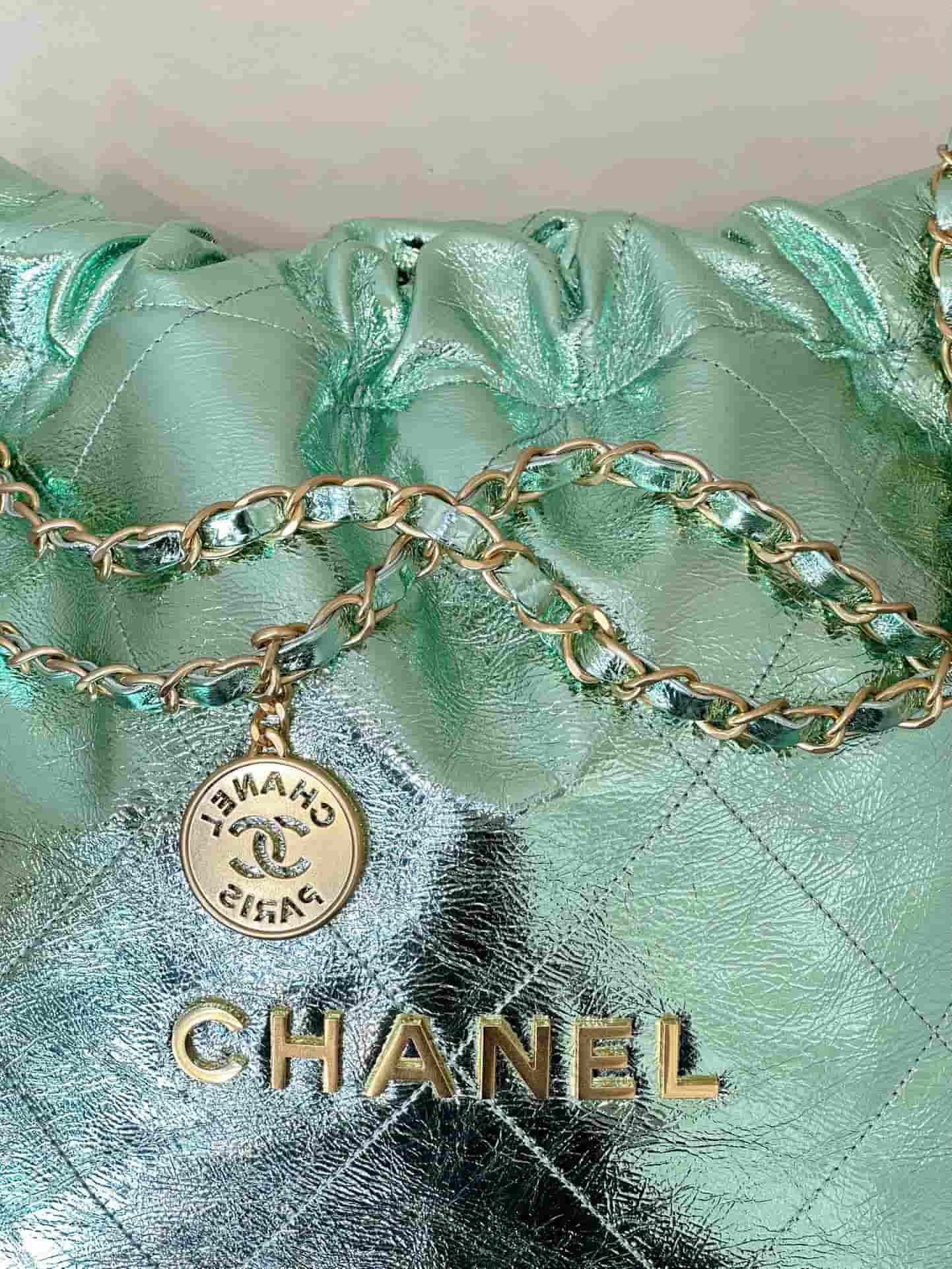 Chanel 22 Small handbag Metallic Calfskin & gold-tone metal AS3260 Green TOP