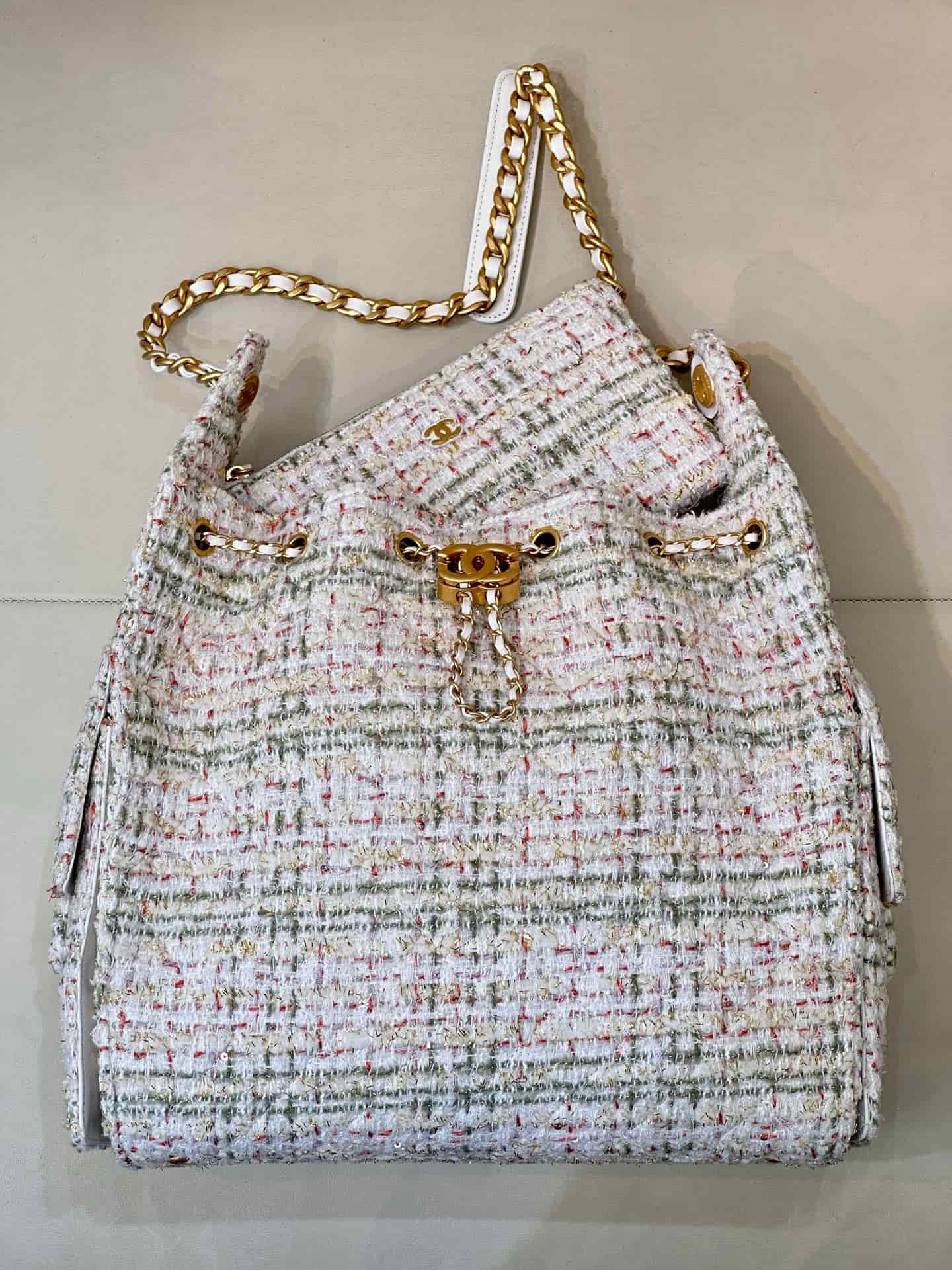Chanel 25 Medium Hobo handbag AS5311 Wool Tweed & Gold-Tone Metal Ecru Khaki Gold & Red TOP