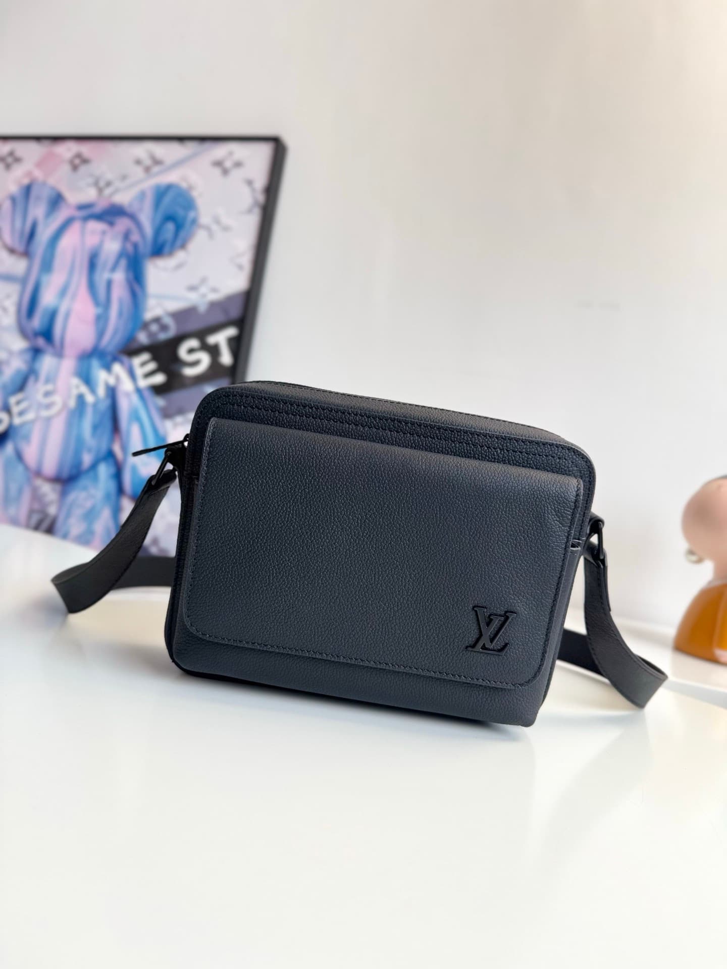 Louis Vuitton Boarding Messenger M15265 Black High