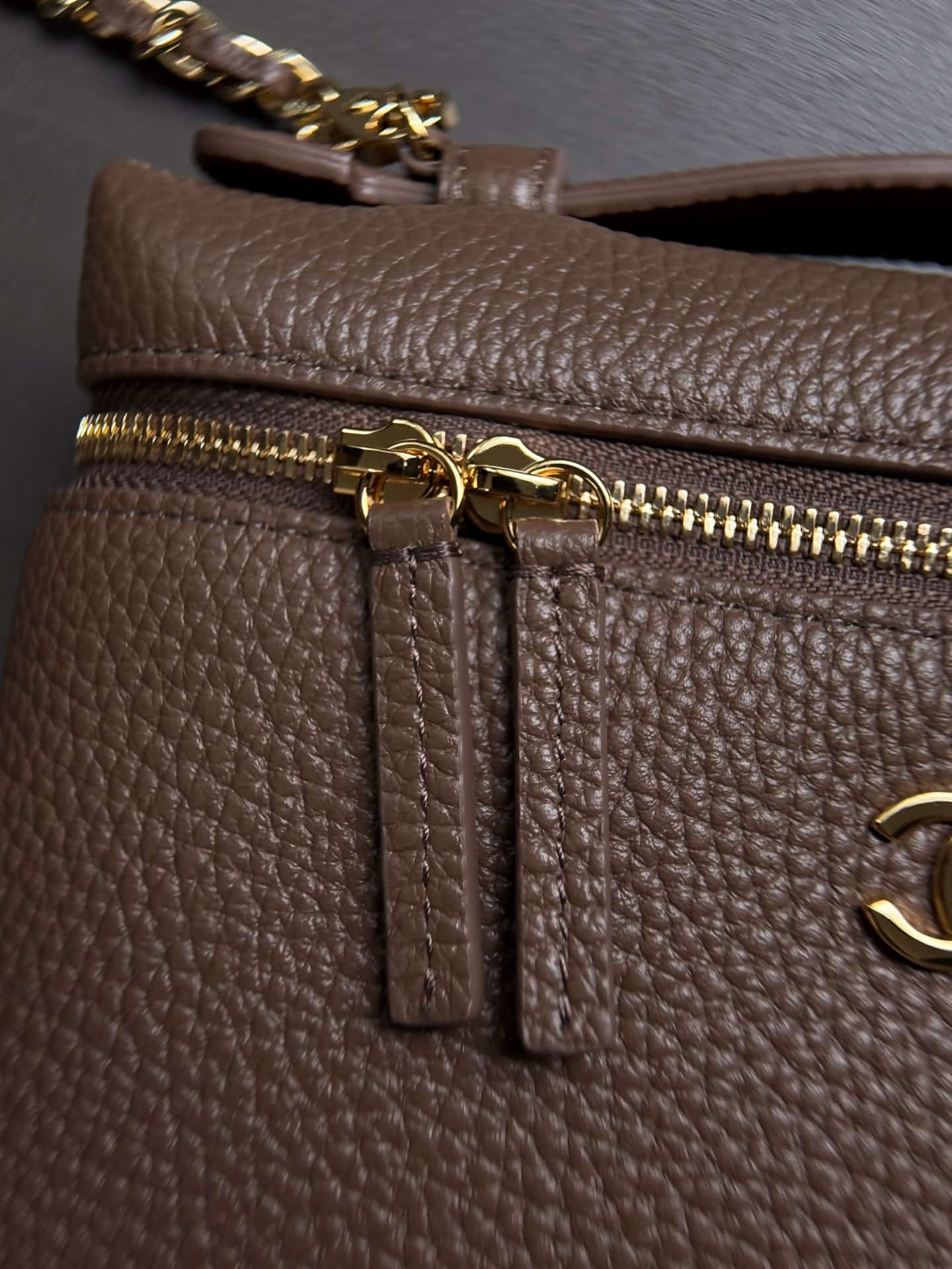 Chanel Small Vanity with chain Grained Calfskin & Gold-Tone Metal Dark Brown AS5346 A