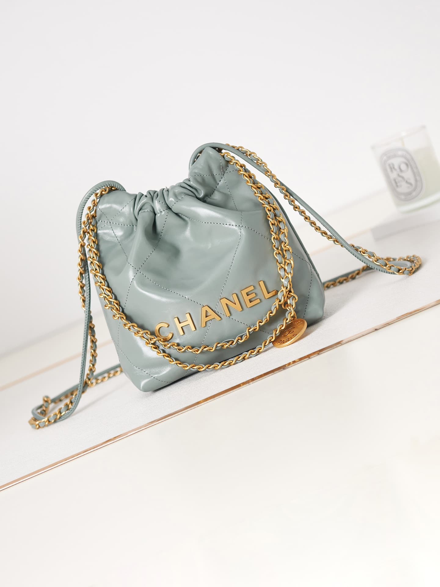Chanel 22 MINI HANDBAG Shiny Calfskin & Gold-Tone Metal AS3980 A