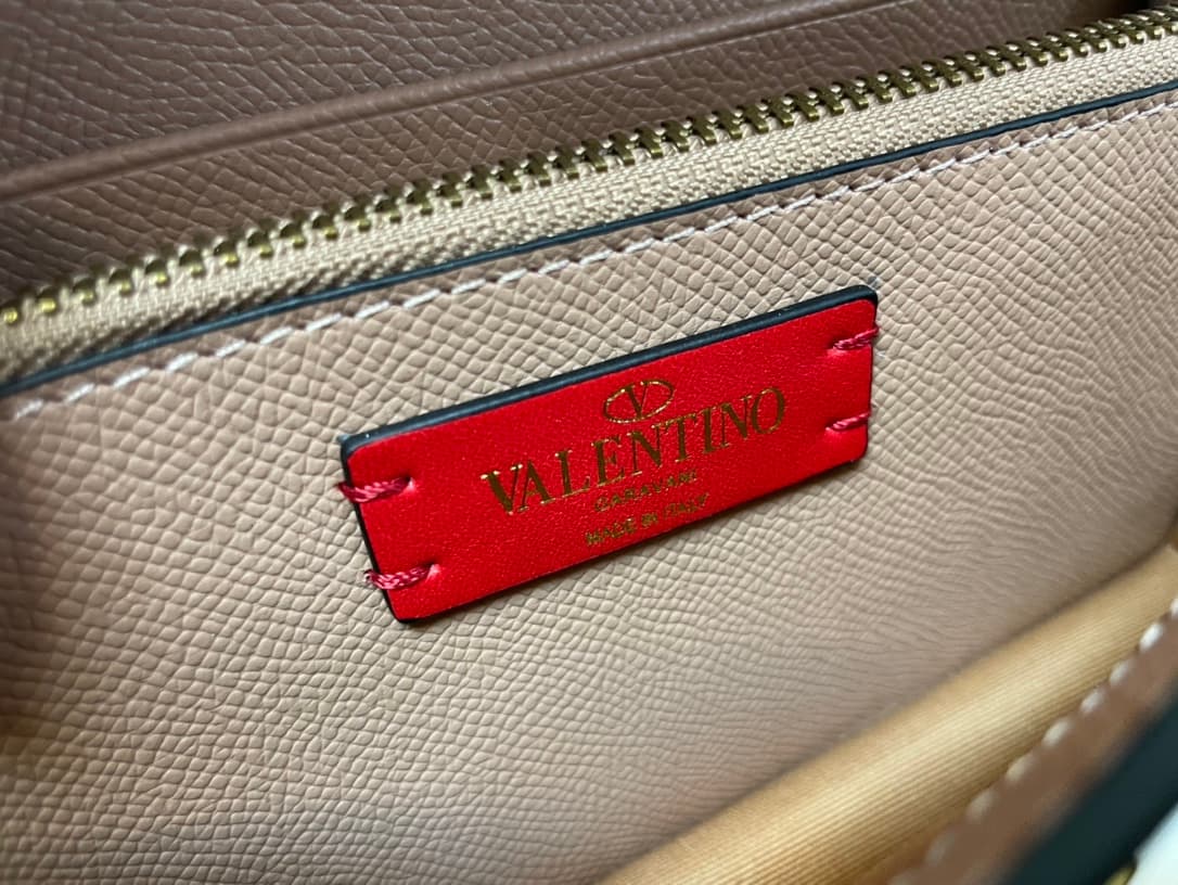 Valentino Garavani VLogo signature wallet on chain bag Grainy Calfskin Nude Pink High