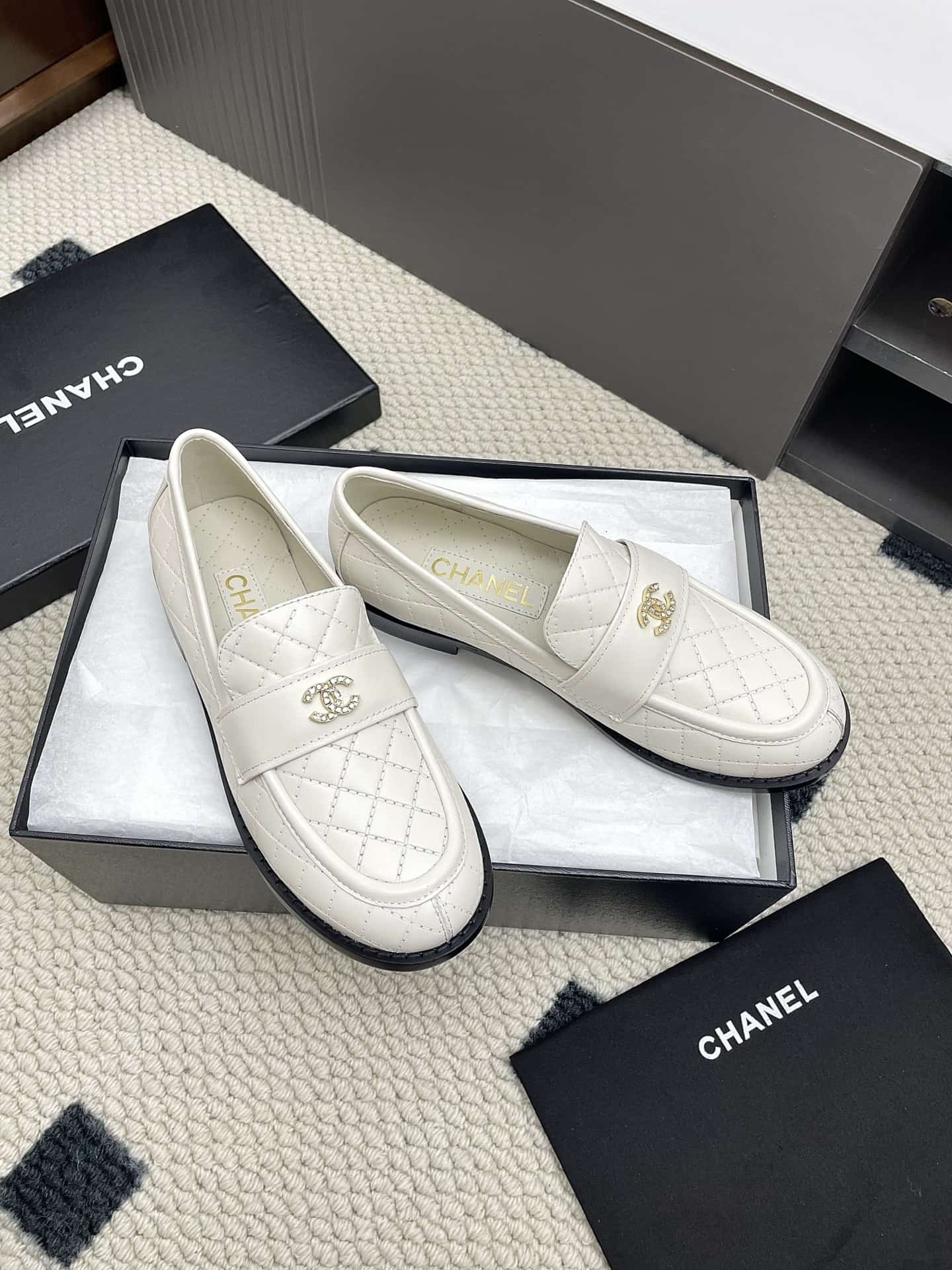 Chanel Interlocking CC Logo Leather Loafers shoes Women