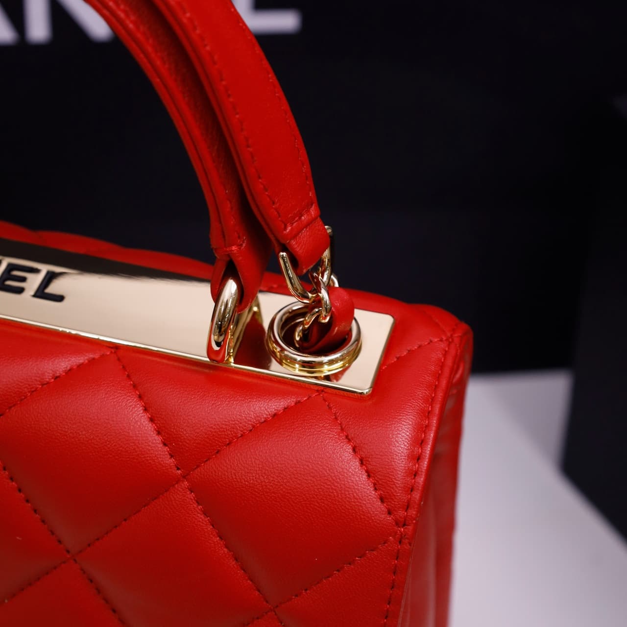 SMALL FLAP BAG WITH TOP HANDLE Lambskin Gold Metal Red A
