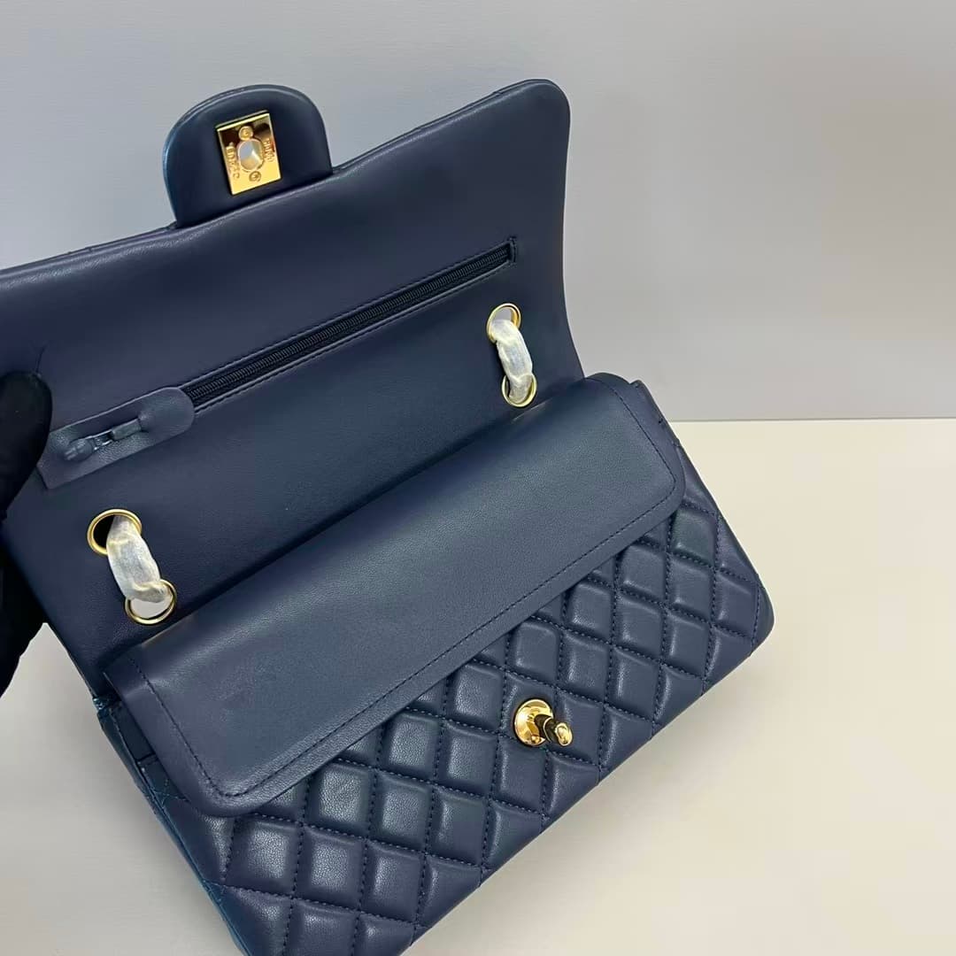 Medium CLASSIC HANDBAG Lambskin Navy Gold Metal B