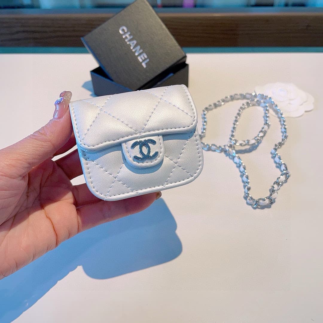 CHANEL classic diamond-pattern universal headphone bag