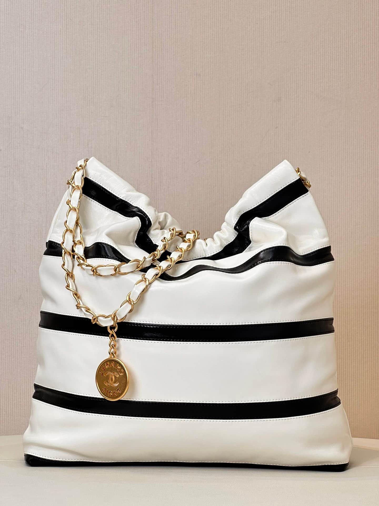 Chanel 22 Small handbag Shiny calfskin & Gold-tone metal AS3260 Black with White TOP