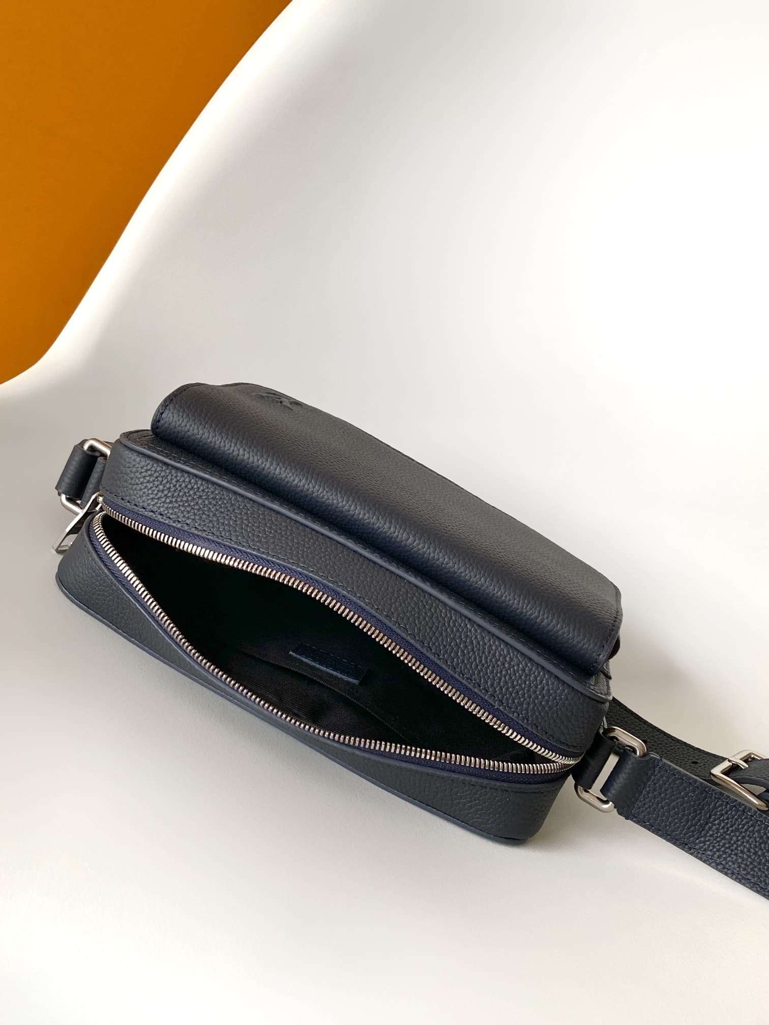 Louis Vuitton Boarding Messenger Navy Blue Waxy calfskin M15260 High
