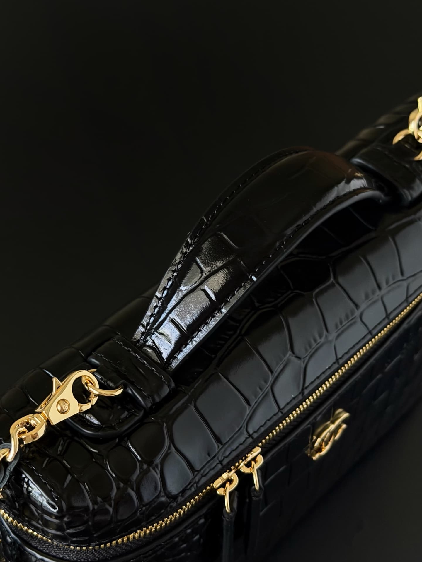 Chanel Large Vanity with chain Crocodile Embossed Calfskin & Gold-Tone Metal Black AS5347 A