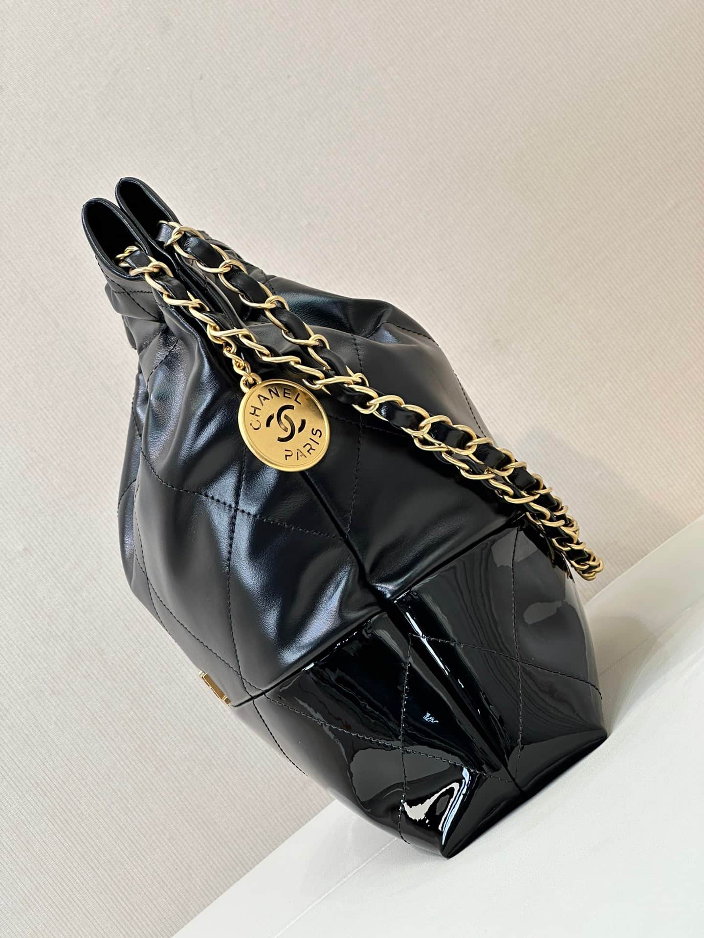 Chanel 22 Small handbag patent leather &Gold-tone metal AS3260 Black TOP
