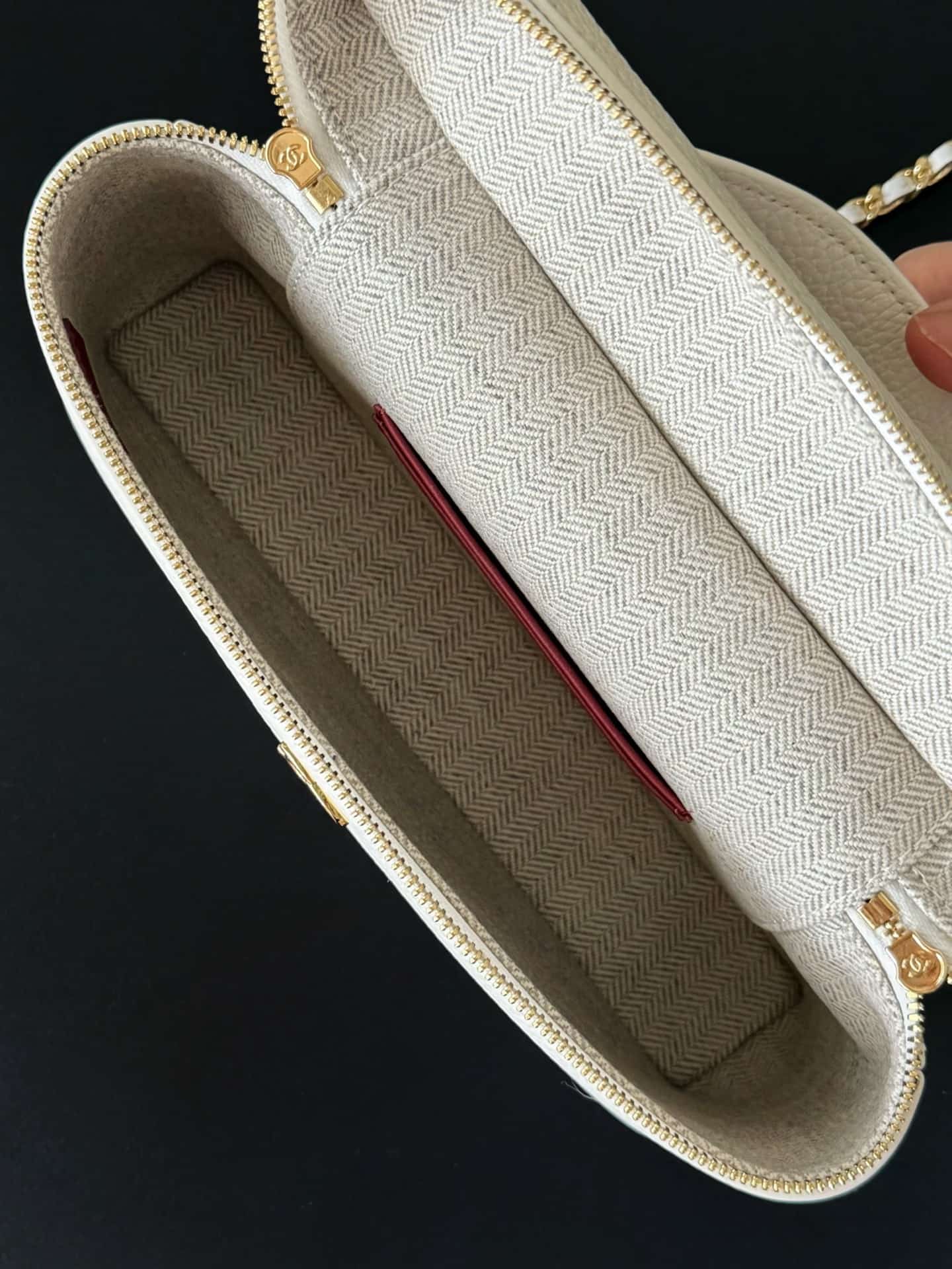 Chanel Large Vanity with chain Grained Calfskin & Gold-Tone Metal White AS5347 A