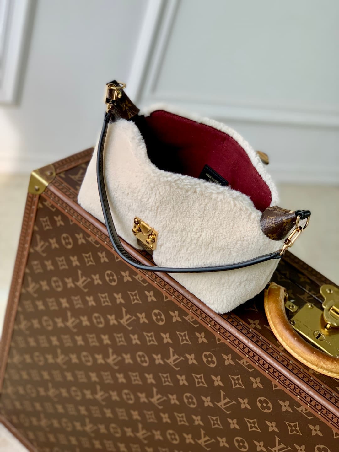 Louis Vuitton Pochette Mia shearling M26245 cream high
