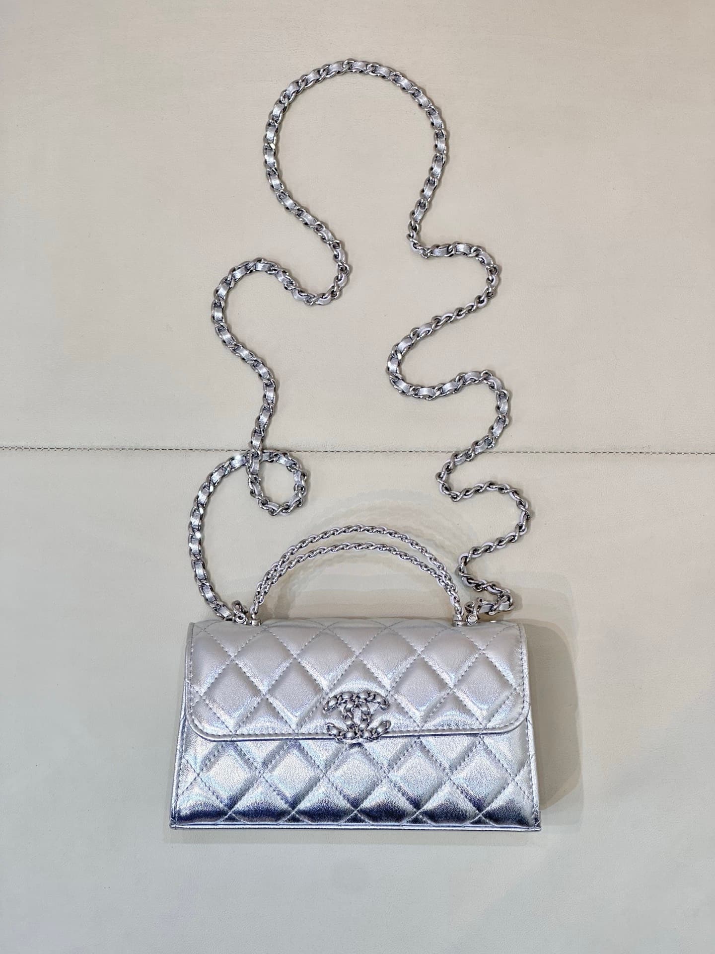 Chanel Clutch with chain Metallic Lambskin&Silver-Tone Metal Silver AP3238 TOP