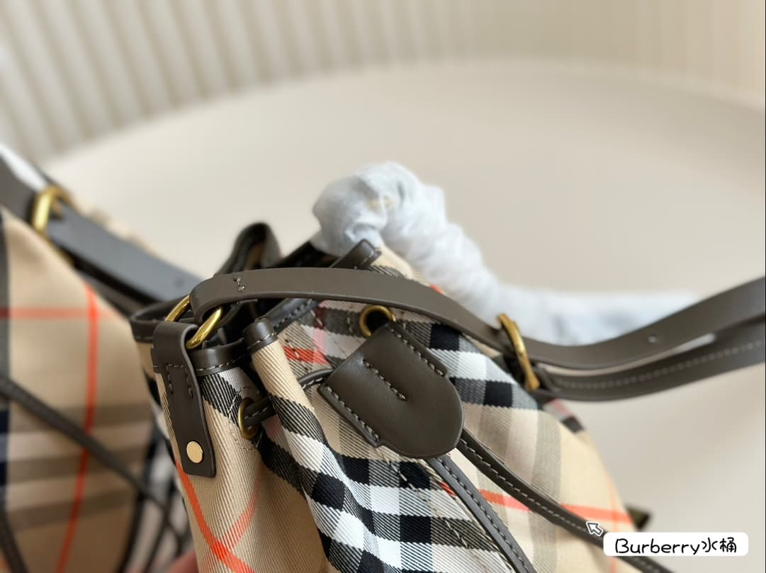 Burberry Check Bucket Bag Beige/Lichen