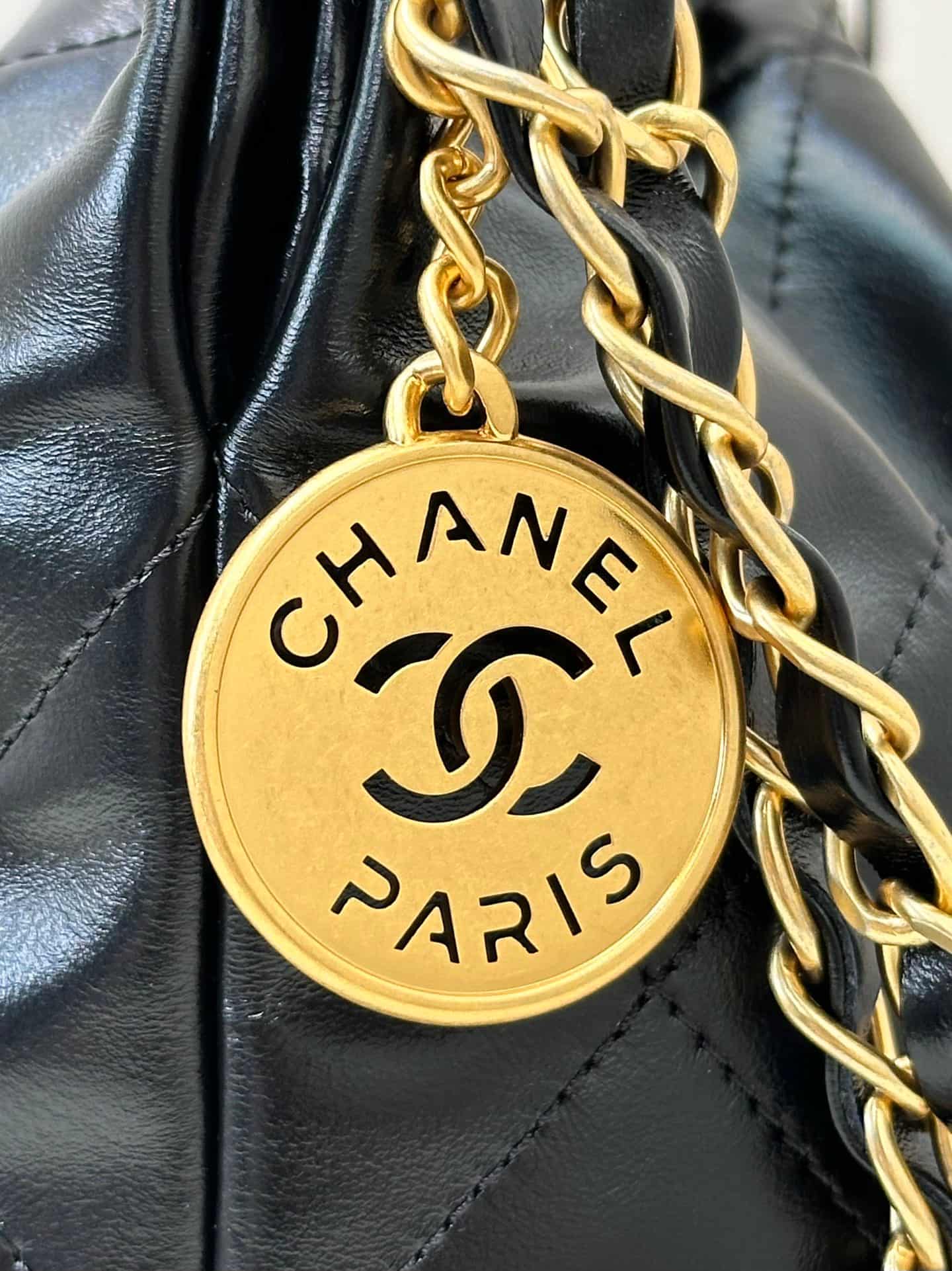 Chanel 22 Small handbag patent leather &Gold-tone metal AS3260 Black TOP