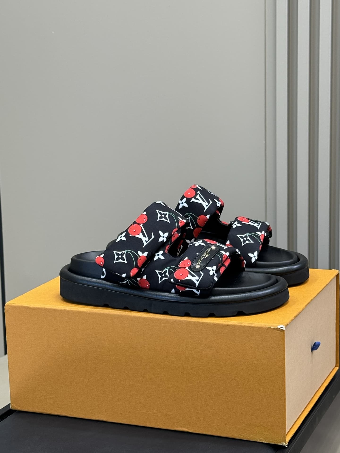 Louis Vuitton Sandal shoes Men Women TM Pool Plllow