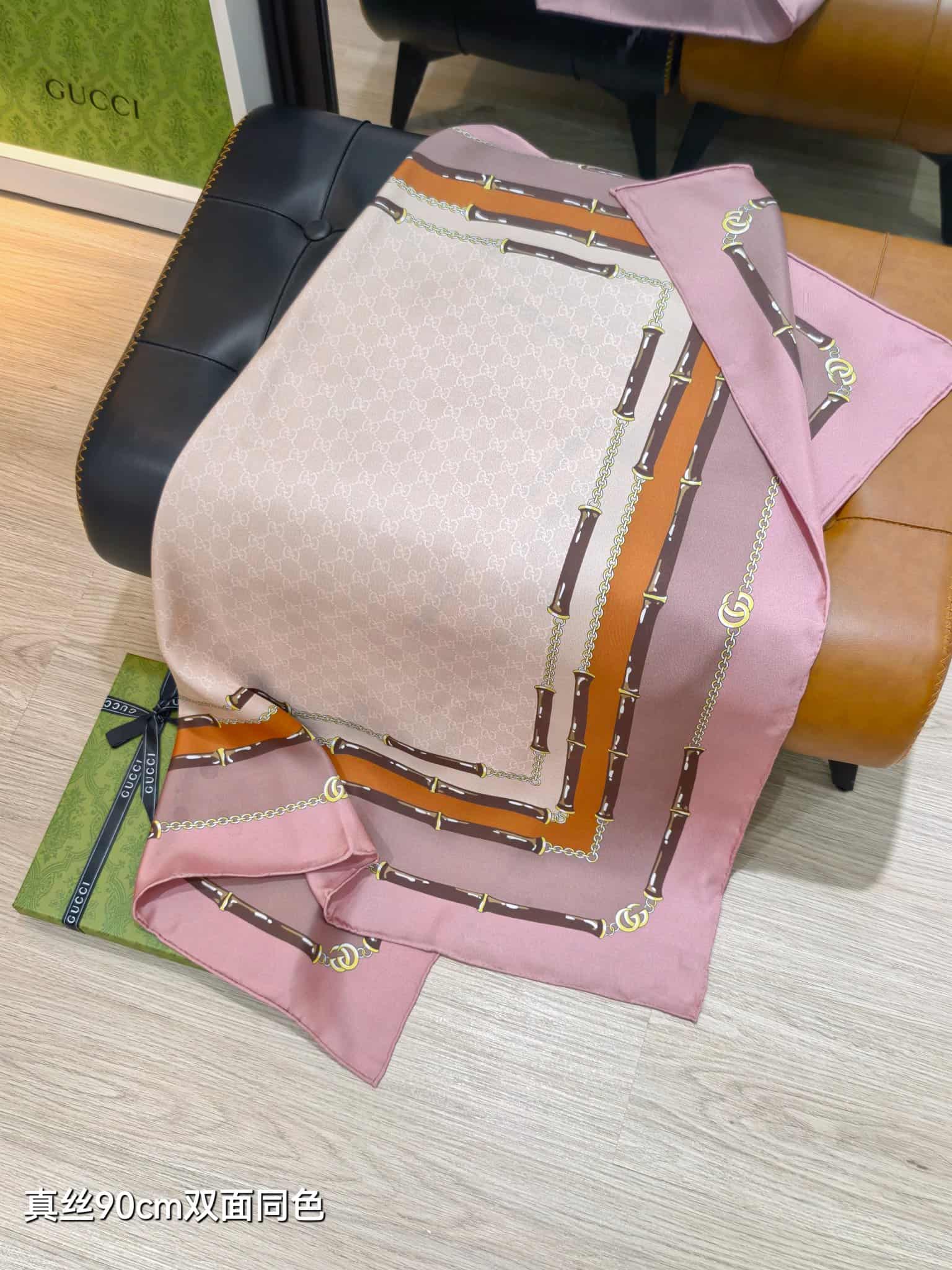 Gucci Printed Silk Twill Carré scarf
