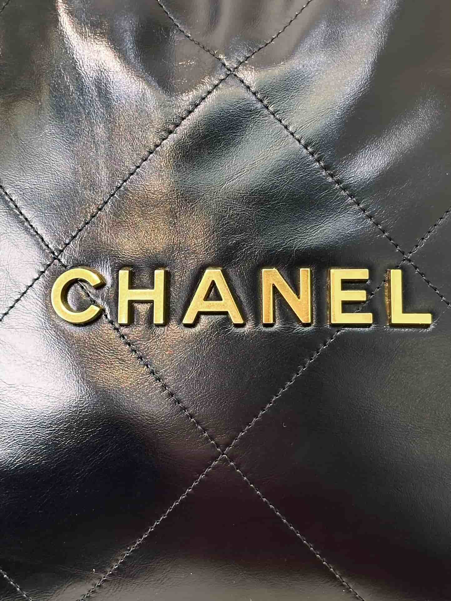 Chanel 22 LARGE HANDBAG Shiny Calfskin & Gold-Tone Metal AS3262 Black TOP