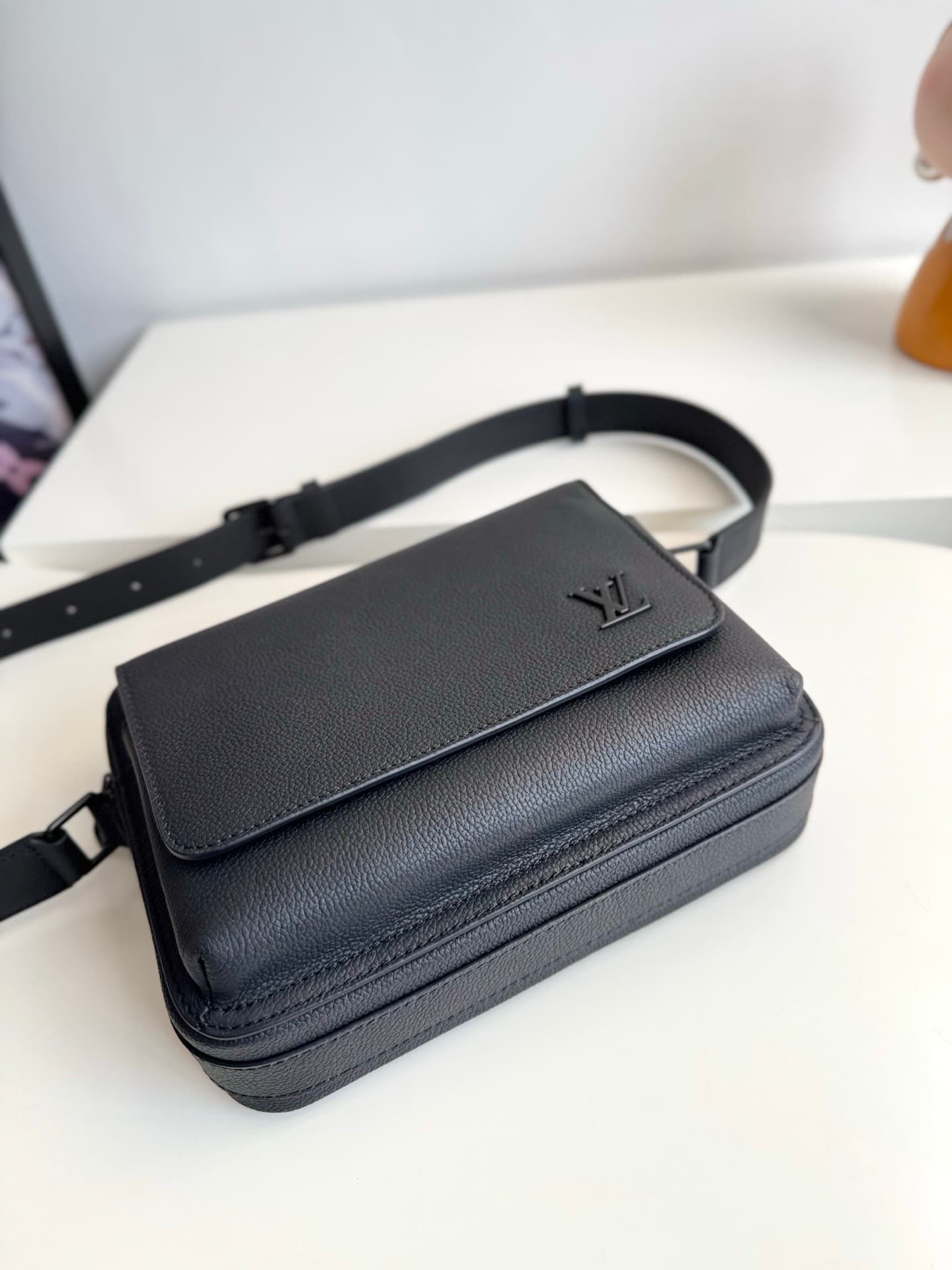 Louis Vuitton Boarding Messenger M15265 Black High