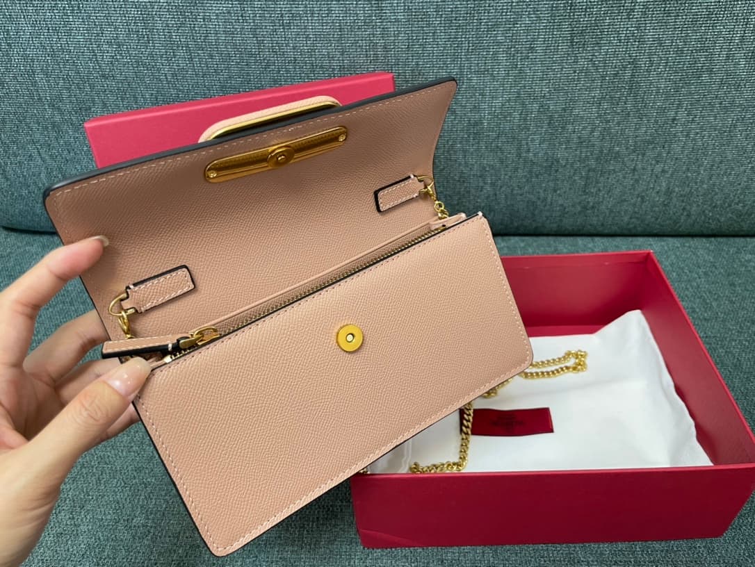 Valentino Garavani VLogo signature wallet on chain bag Grainy Calfskin Nude Pink High