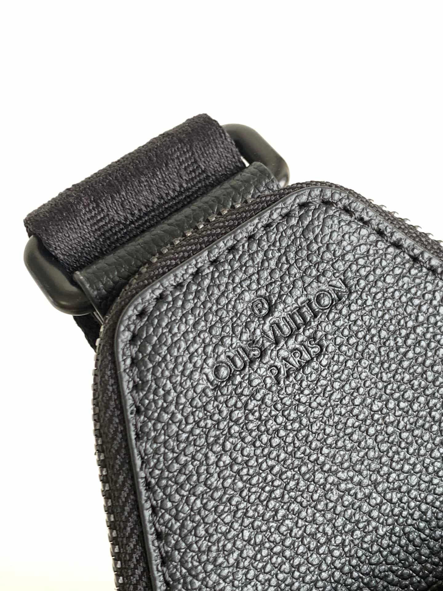 Louis Vuitton Avenue Slingbag Damoflage Black coated canvas M14953 High
